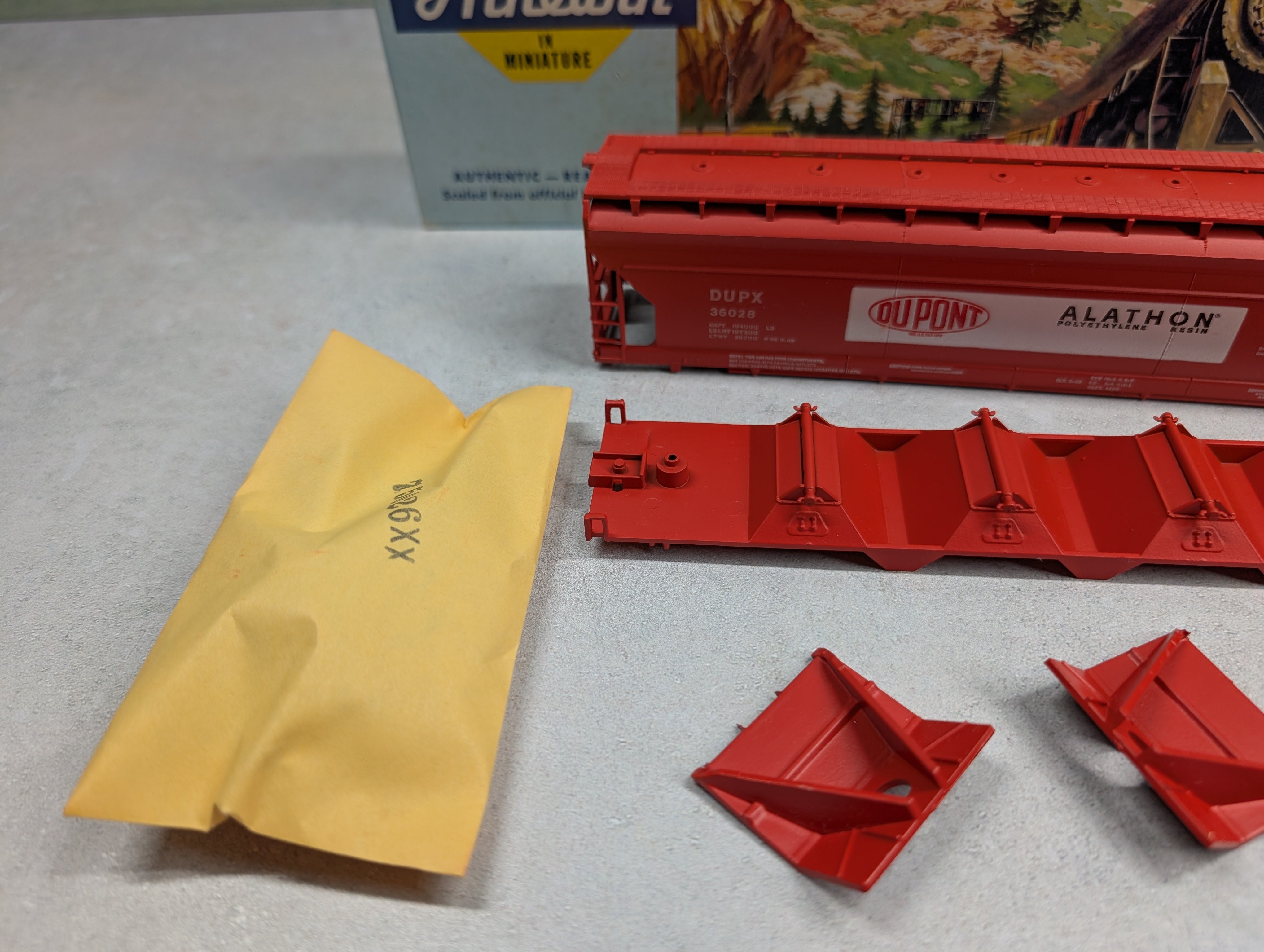 USED Athearn 1903 HO Scale 55' Centerflow Covered Hopper Du Pont Alathon DUPX #36028 KIT
