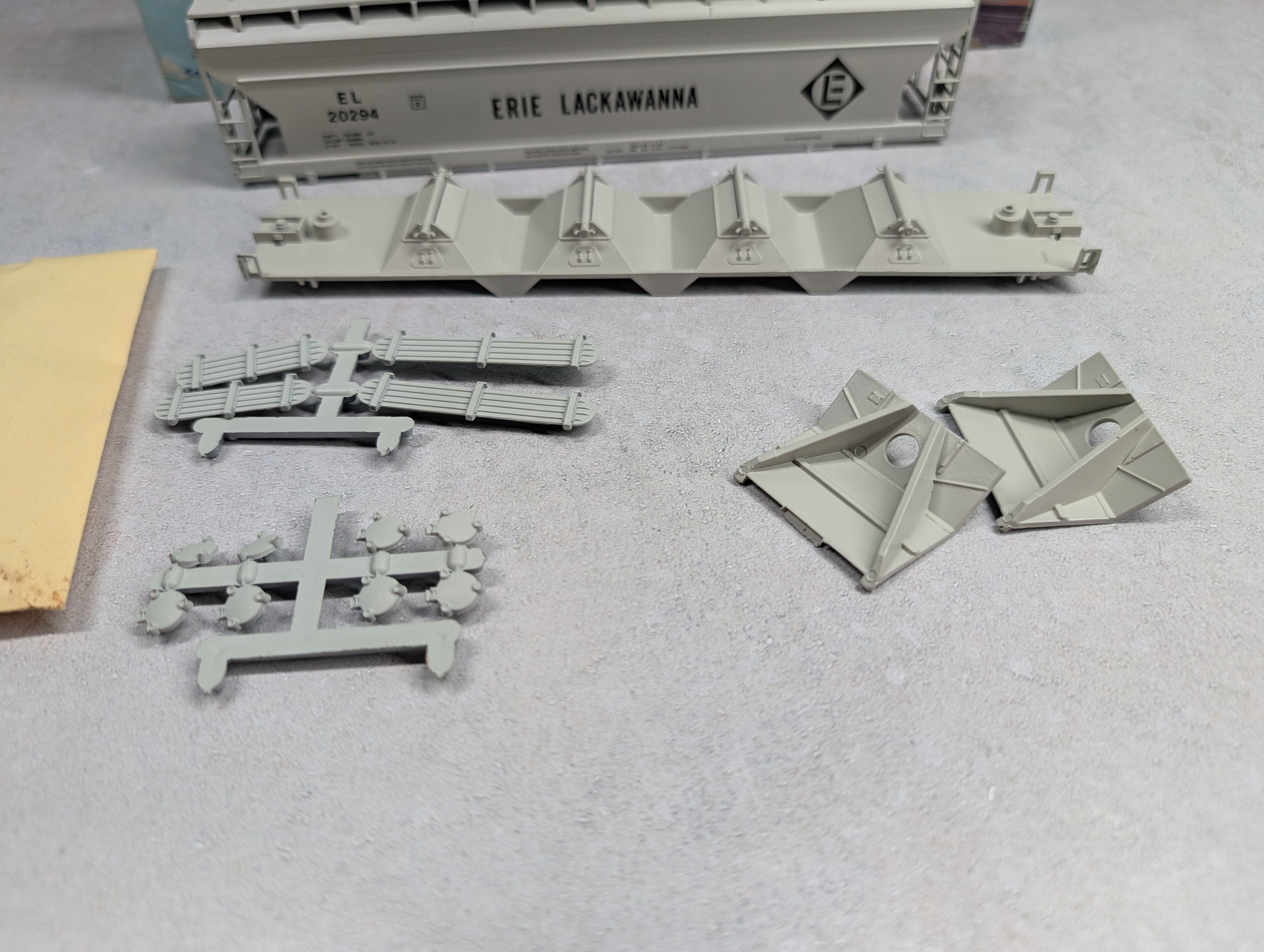 USED Athearn 418 HO Scale 55' Centerflow Covered Hopper Erie Lackawanna EL #20294 KIT