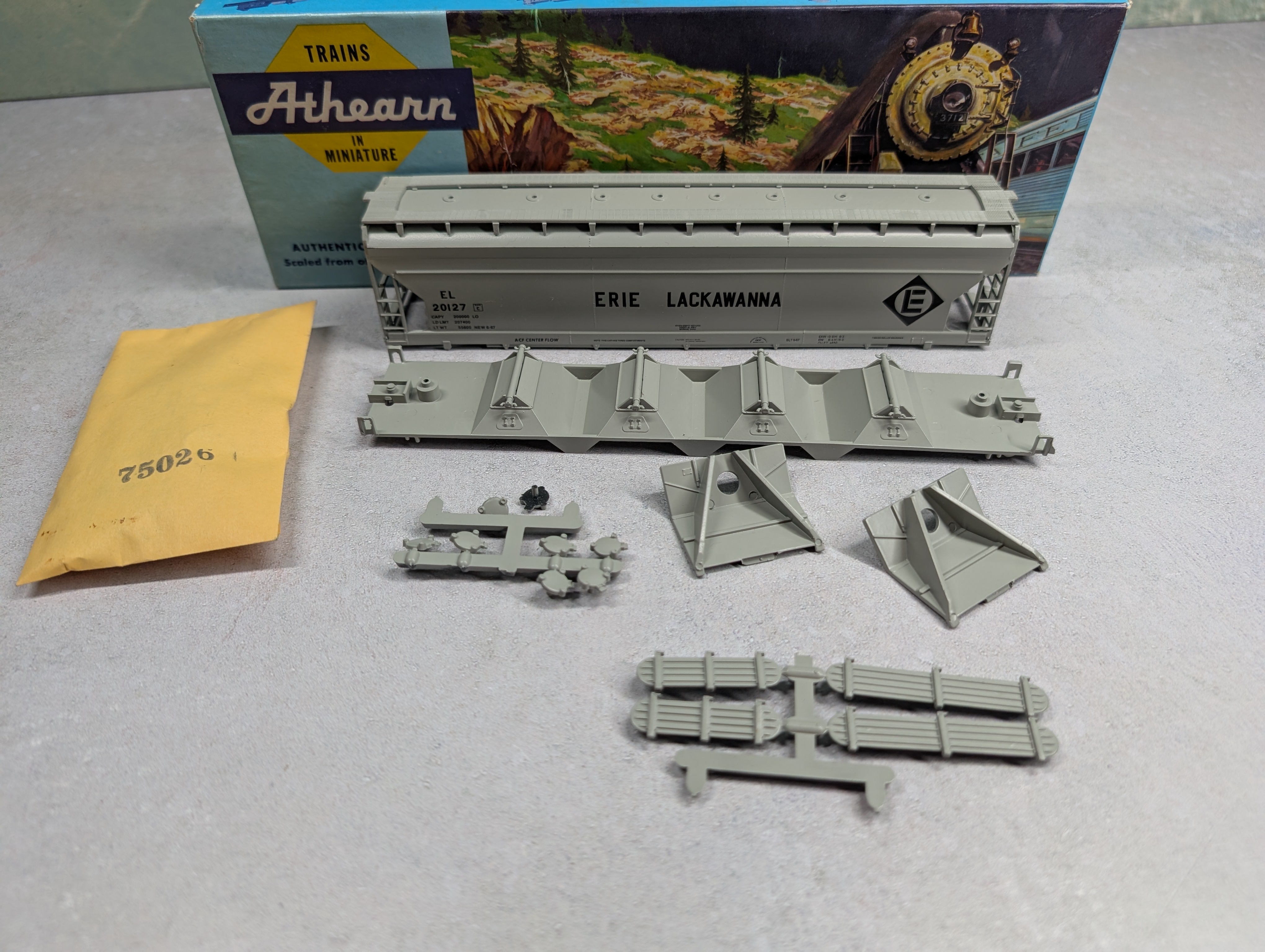 USED Athearn 204 HO Scale 55' Centerflow Covered Hopper Erie Lackawanna EL #20127 KIT