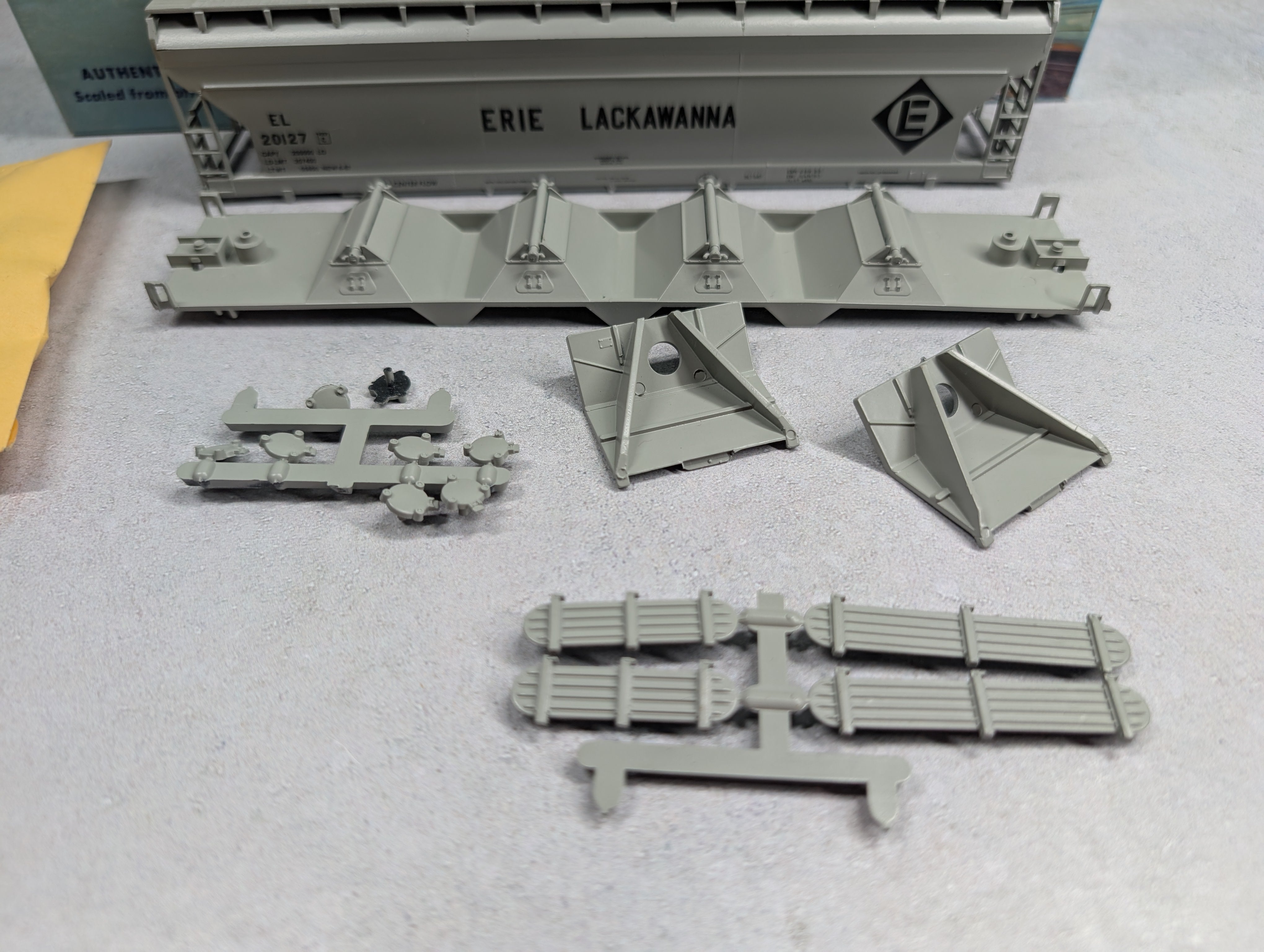 USED Athearn 204 HO Scale 55' Centerflow Covered Hopper Erie Lackawanna EL #20127 KIT