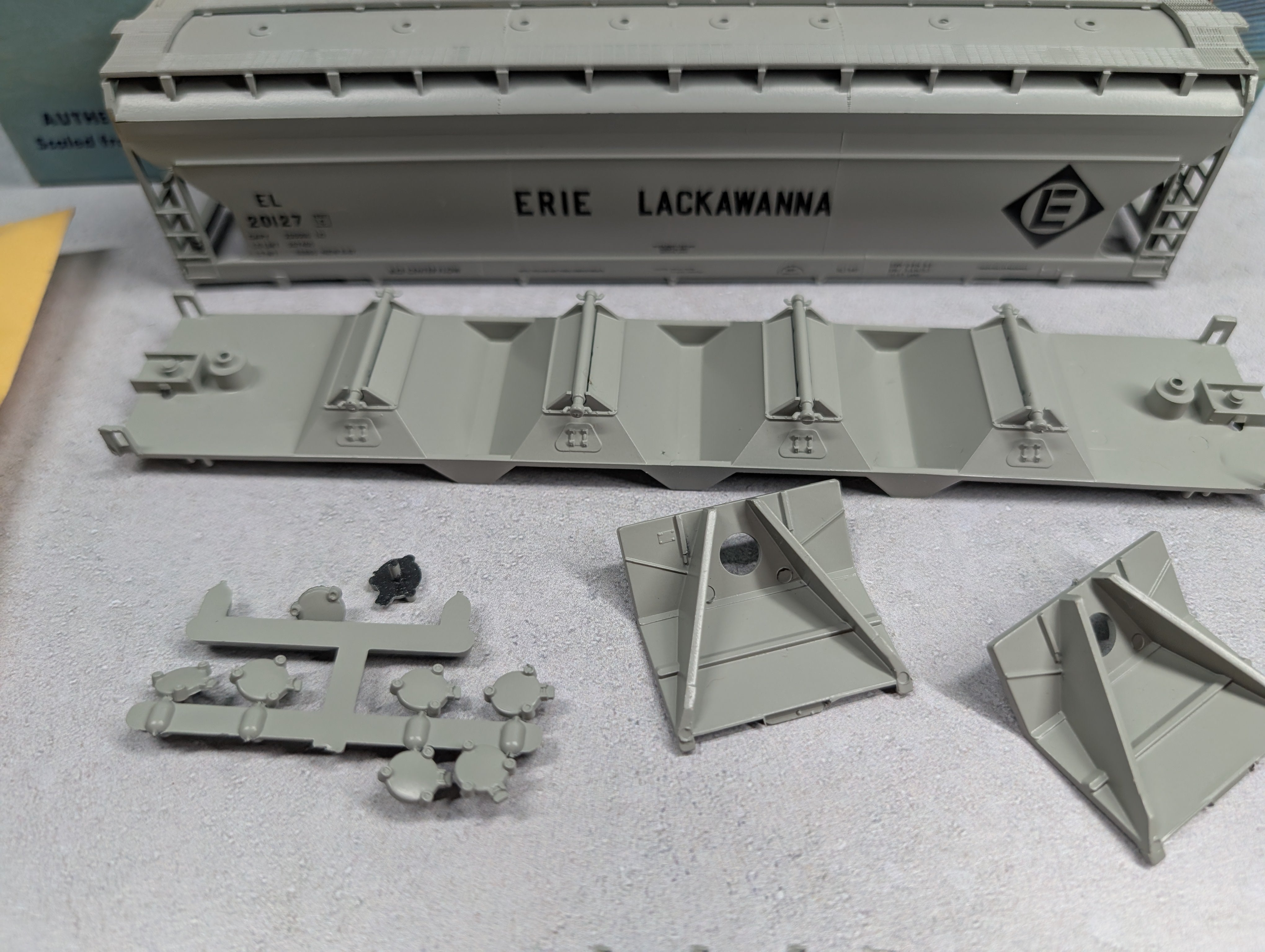 USED Athearn 204 HO Scale 55' Centerflow Covered Hopper Erie Lackawanna EL #20127 KIT