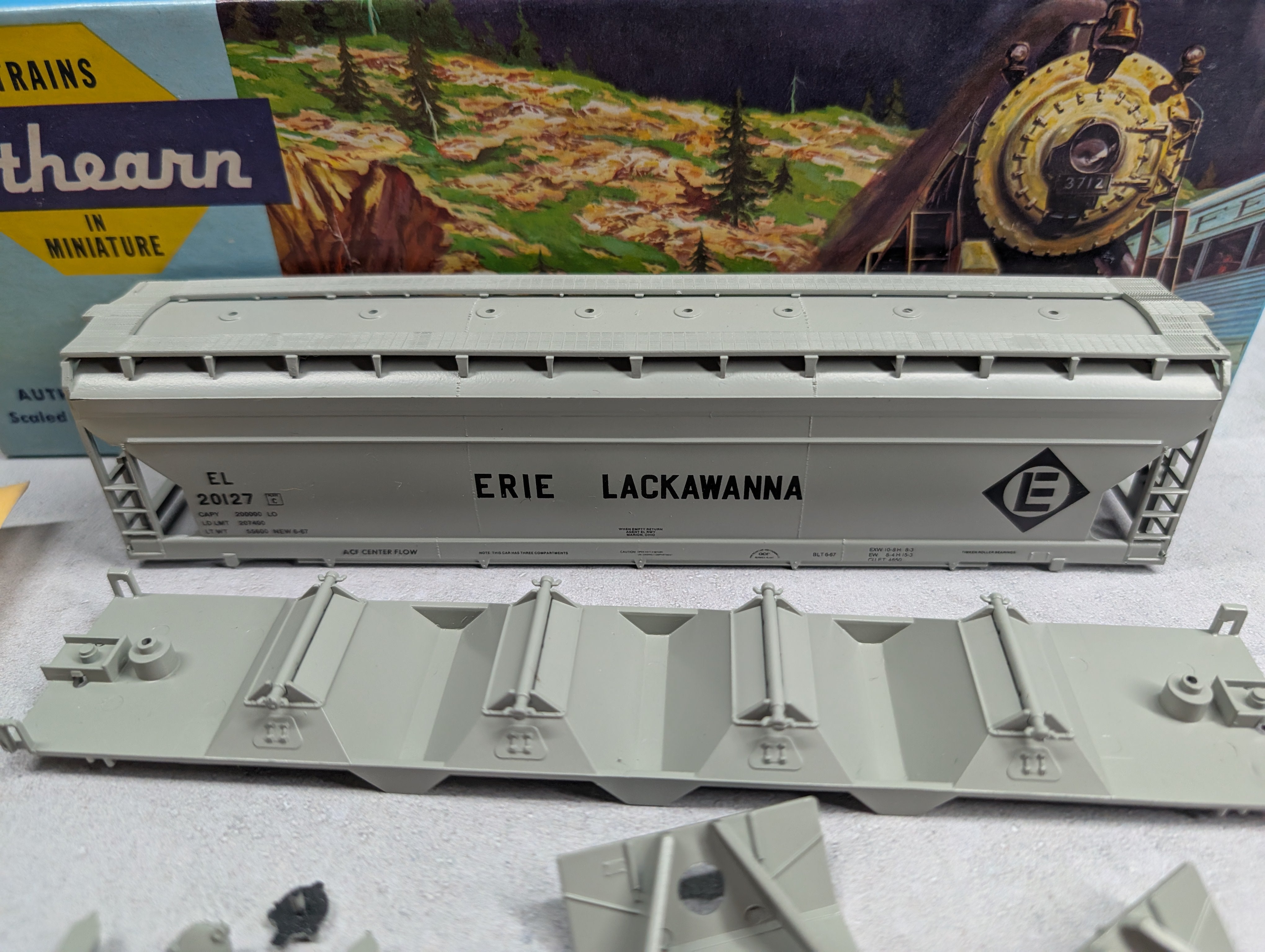 USED Athearn 204 HO Scale 55' Centerflow Covered Hopper Erie Lackawanna EL #20127 KIT