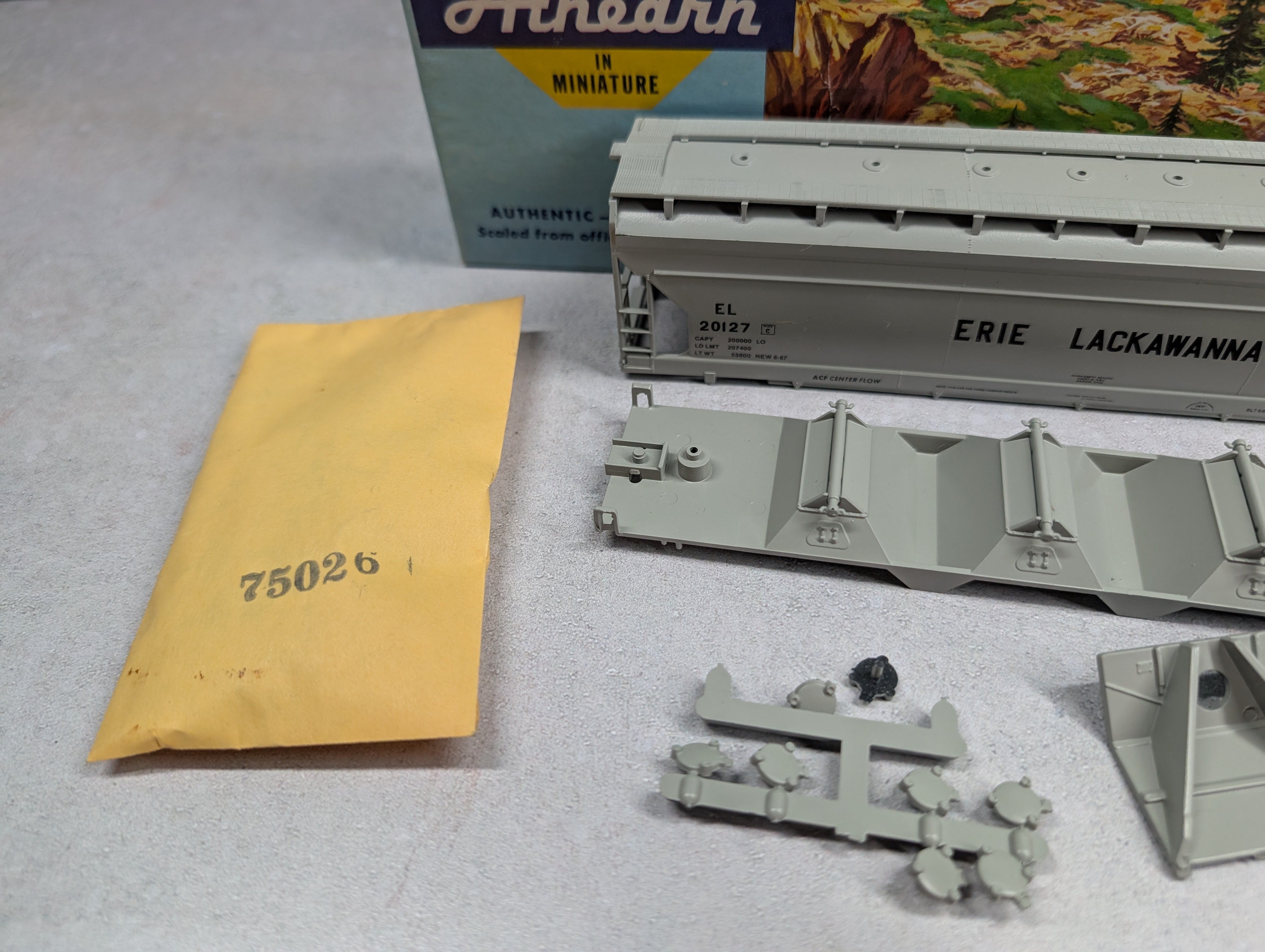 USED Athearn 204 HO Scale 55' Centerflow Covered Hopper Erie Lackawanna EL #20127 KIT