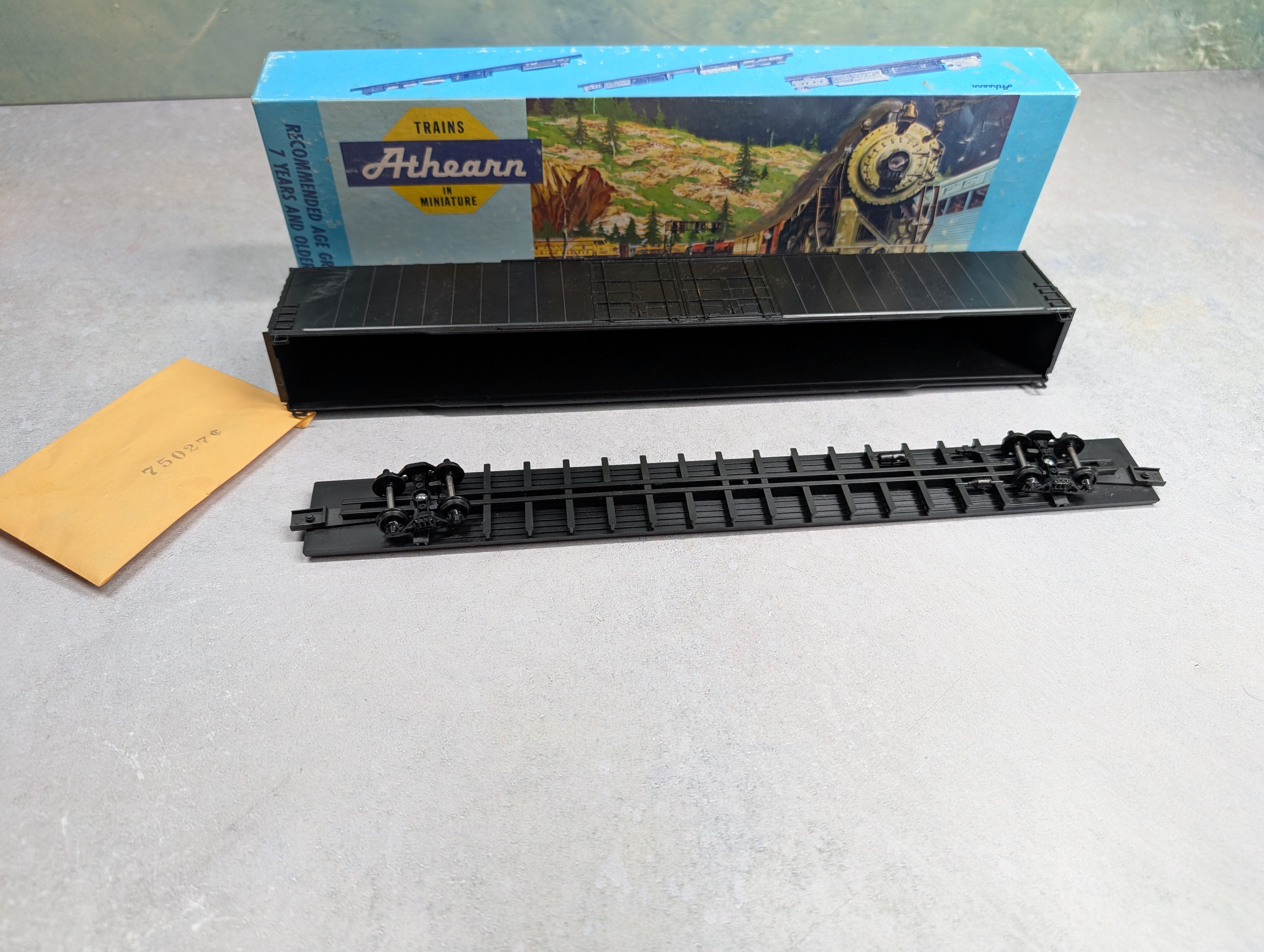 USED Athearn 1974 HO Scale 86' Hi-Cube Box Car - 4 Door Undecorated Black KIT (2 pcs)