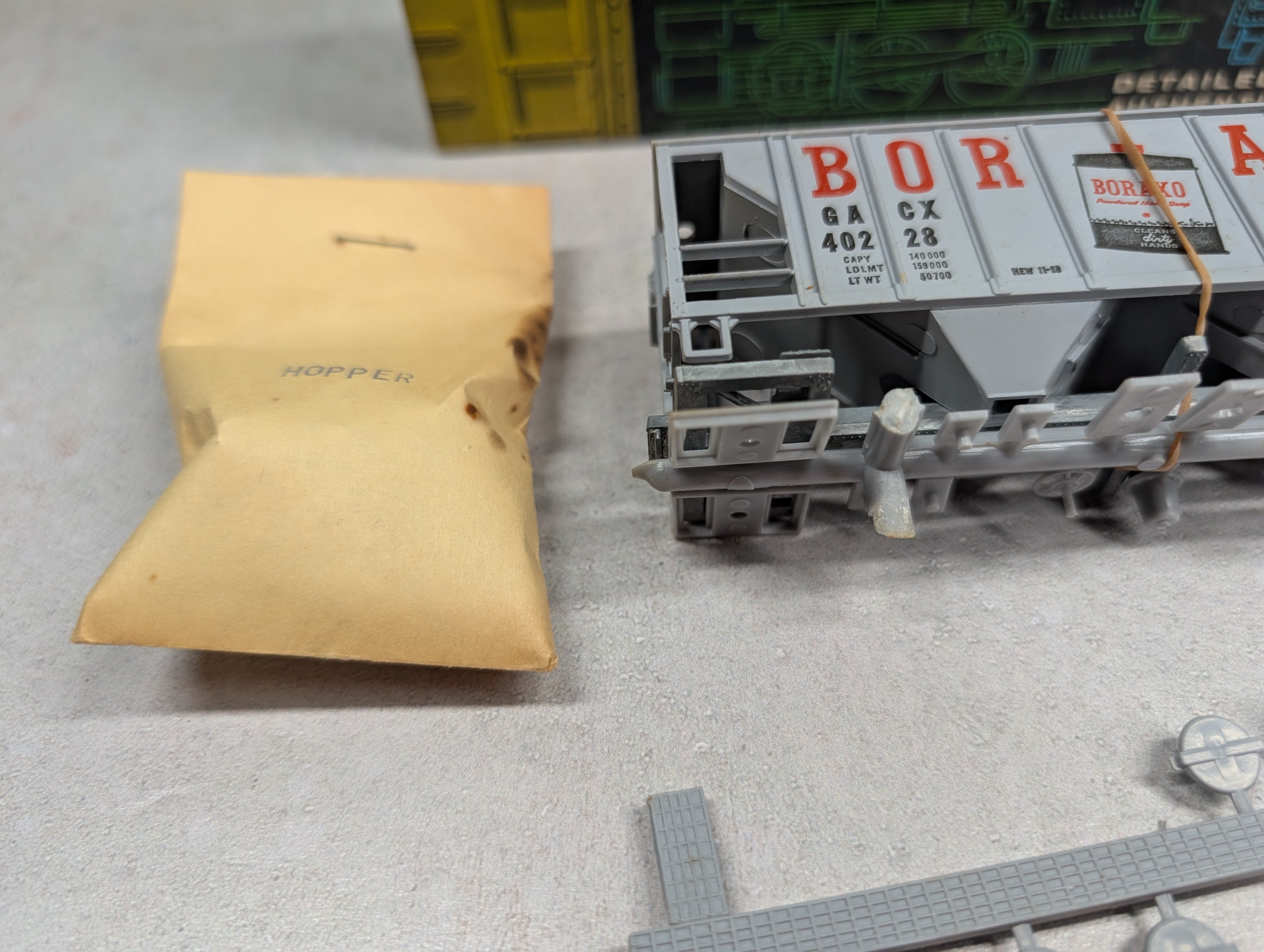 USED Roundhouse HO Scale 2 Bay Covered Hopper Boraxo GACX #40228 KIT