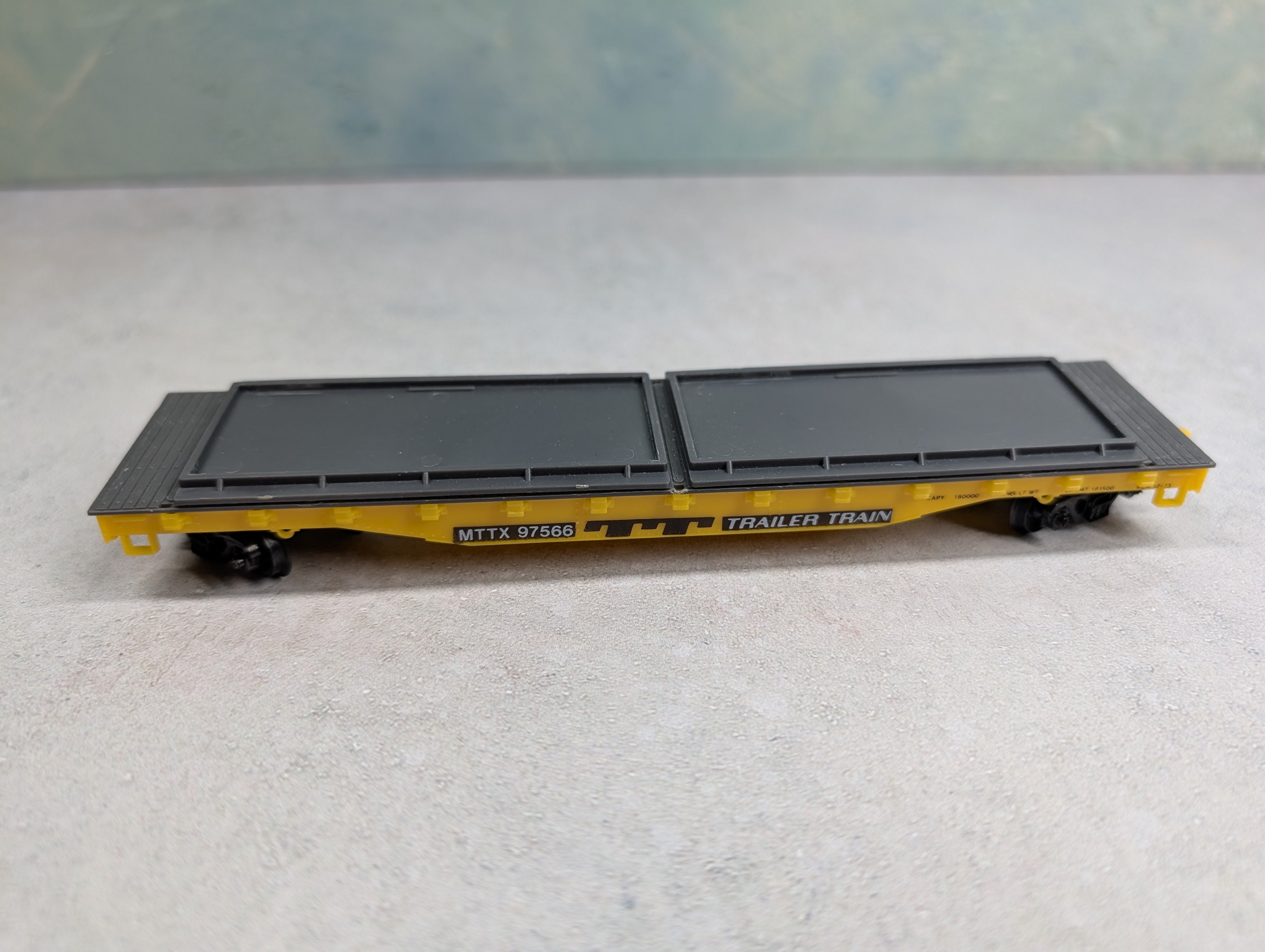 USED Life-Like HO Scale 40' Flat Car Trailer Train MTTX #97566 w/ Sea Land Containers