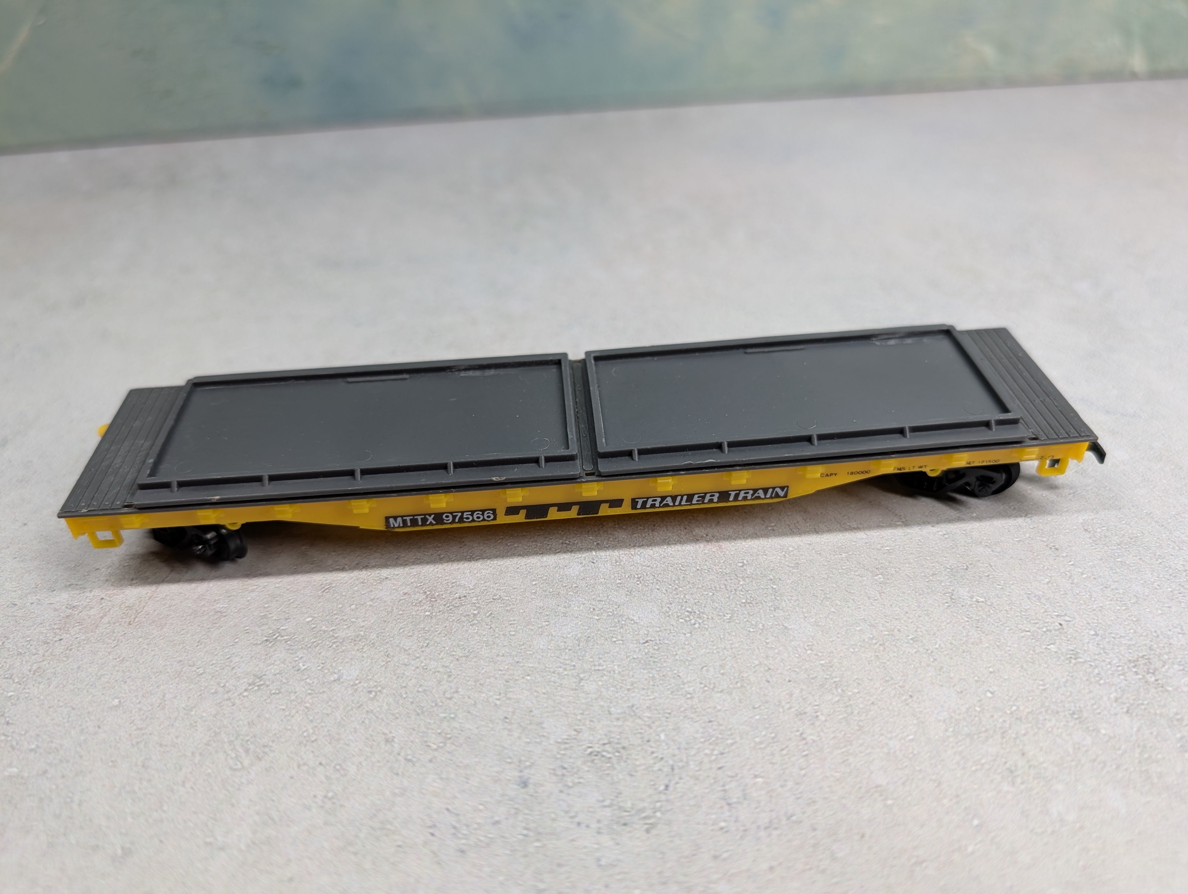 USED Life-Like HO Scale 40' Flat Car Trailer Train MTTX #97566 w/ Sea Land Containers