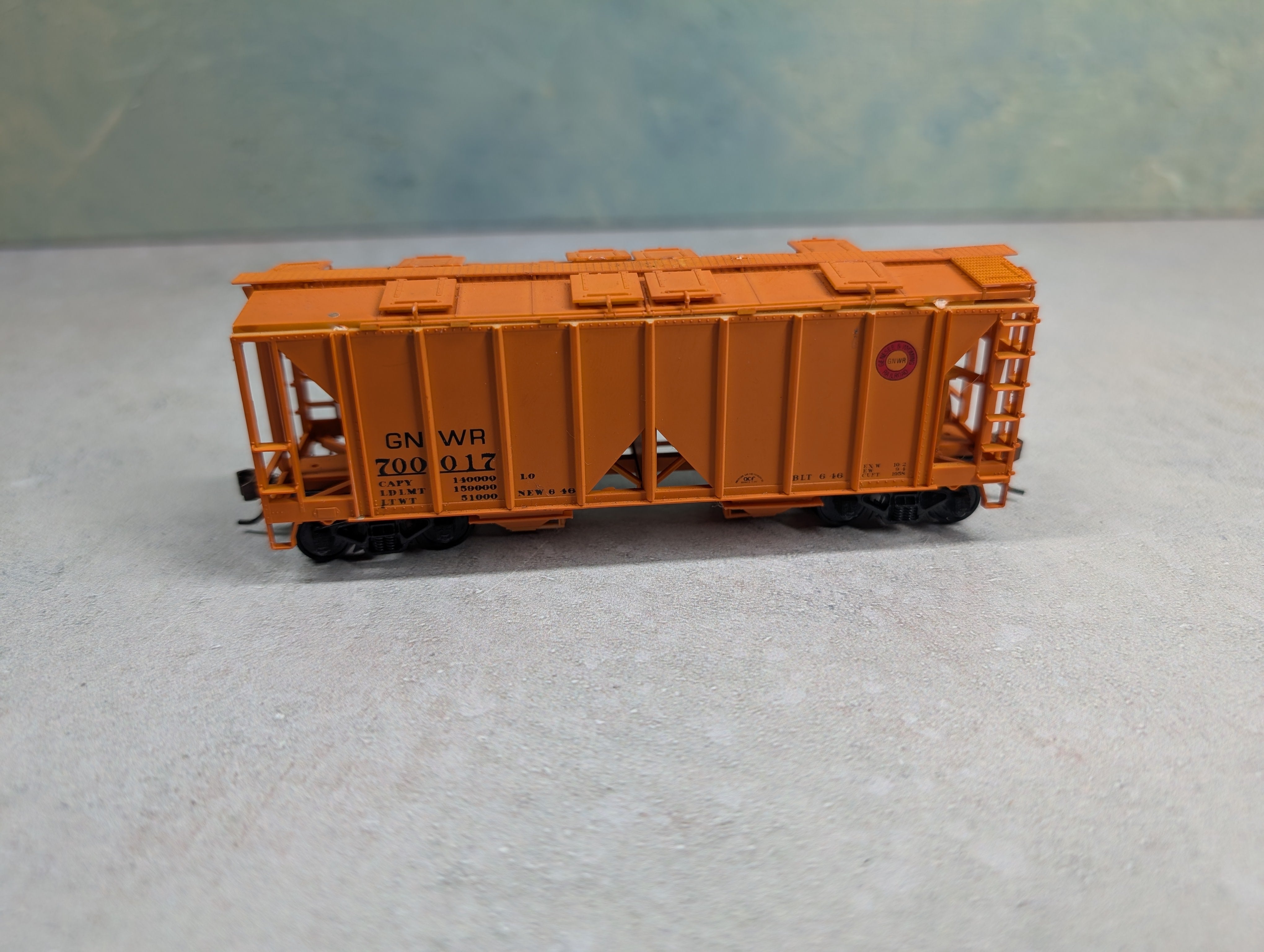 USED Bowser HO Scale Covered Hopper Genesee and Wyoming Railroad GNWR #700017