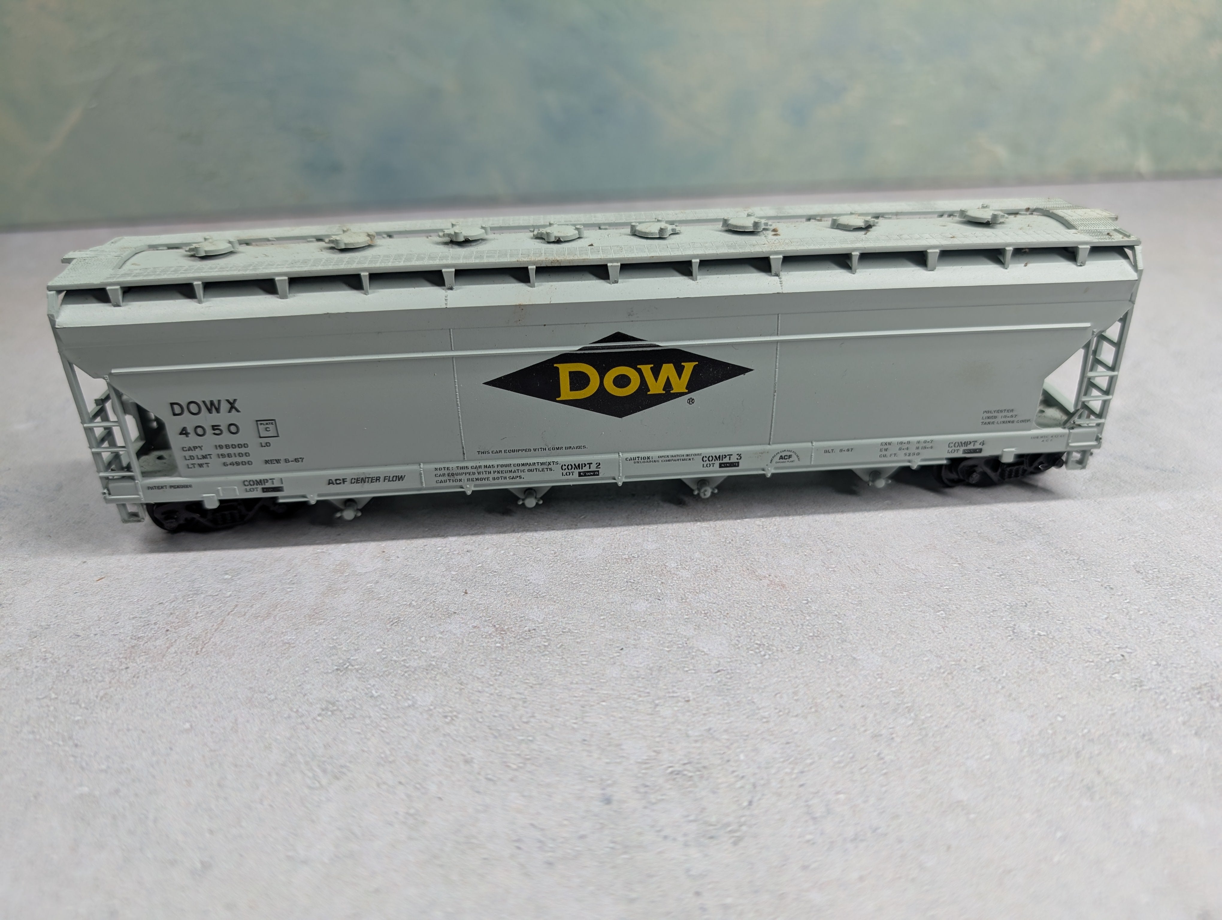 USED Athearn HO Scale Covered Hopper DOW #4050