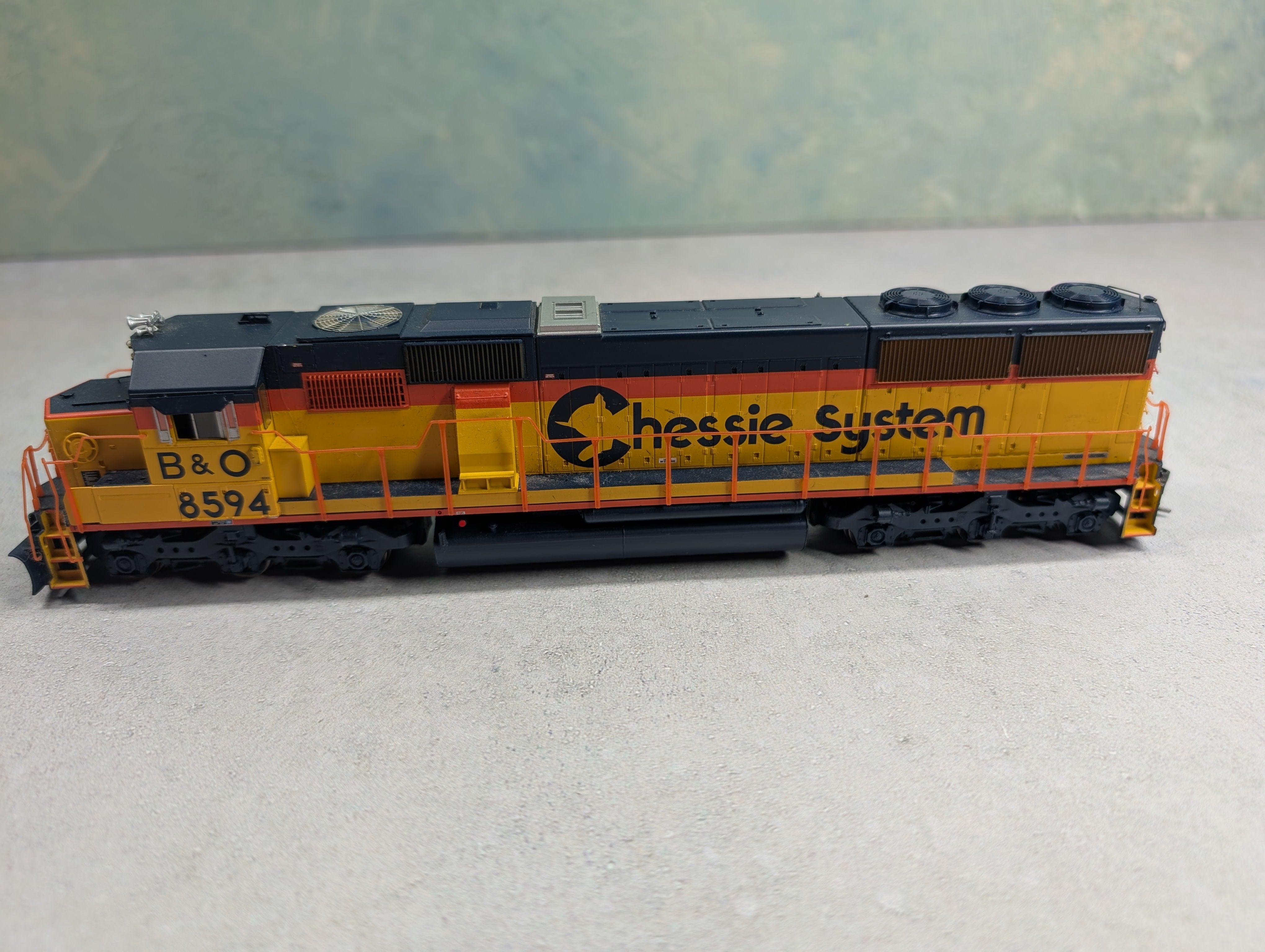 USED Athearn HO Scale SD50 Diesel Locomotive Chessie System B&O #8594 Runs Great DC
