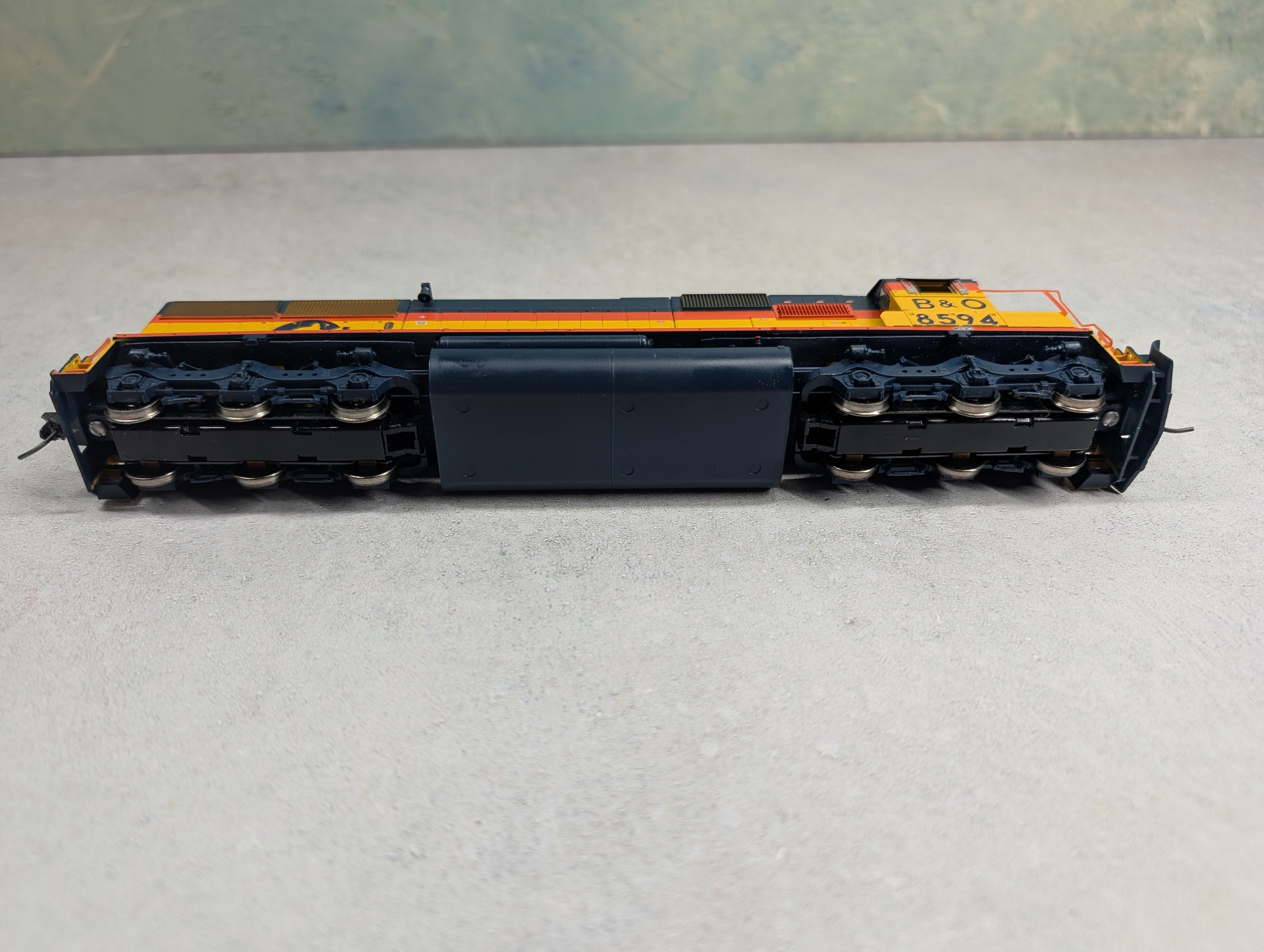 USED Athearn HO Scale SD50 Diesel Locomotive Chessie System B&O #8594 Runs Great DC