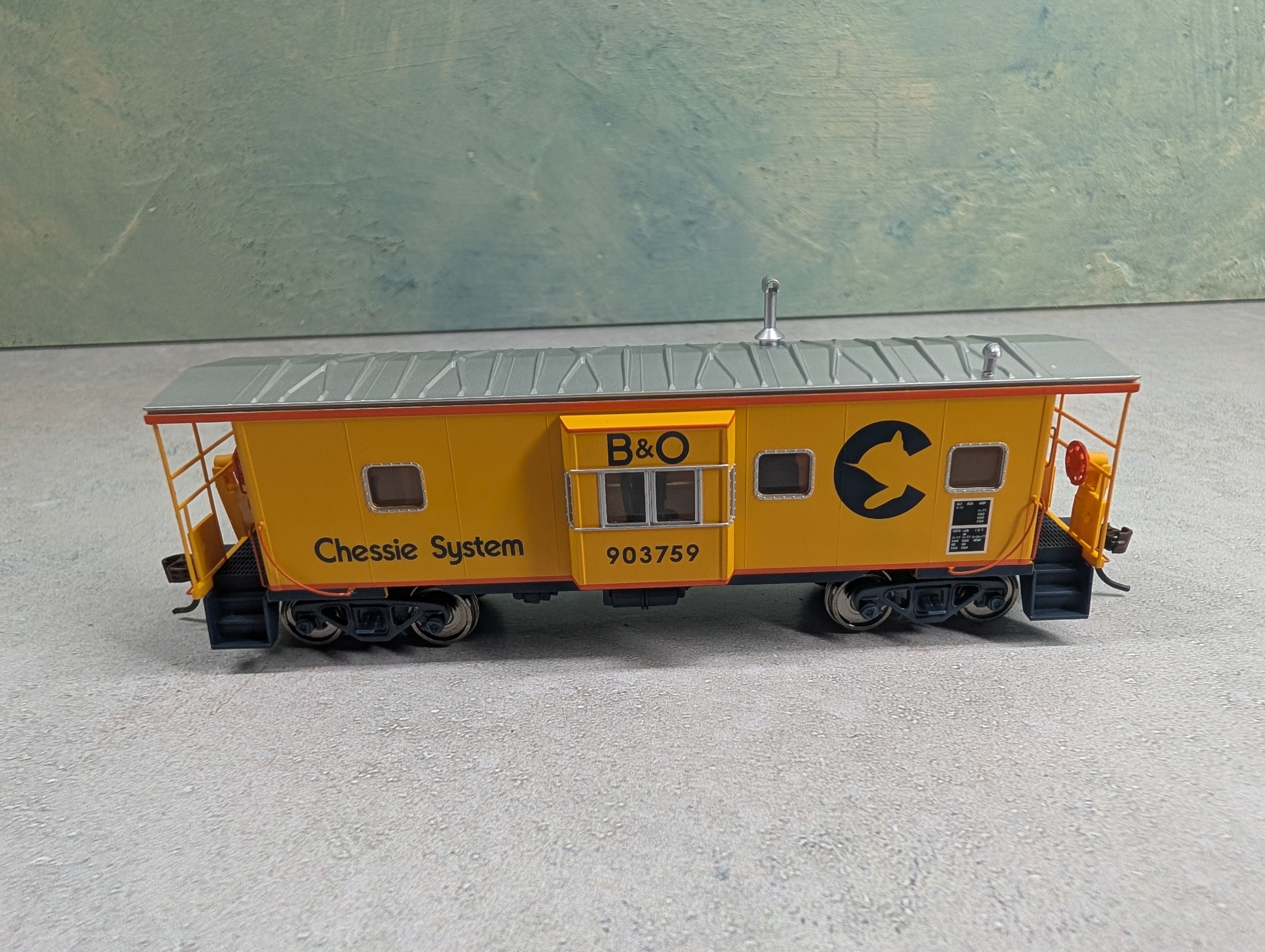 USED Walthers 932-7628 HO Scale International Car Co Bay Window Caboose Chessie System B&O #903759