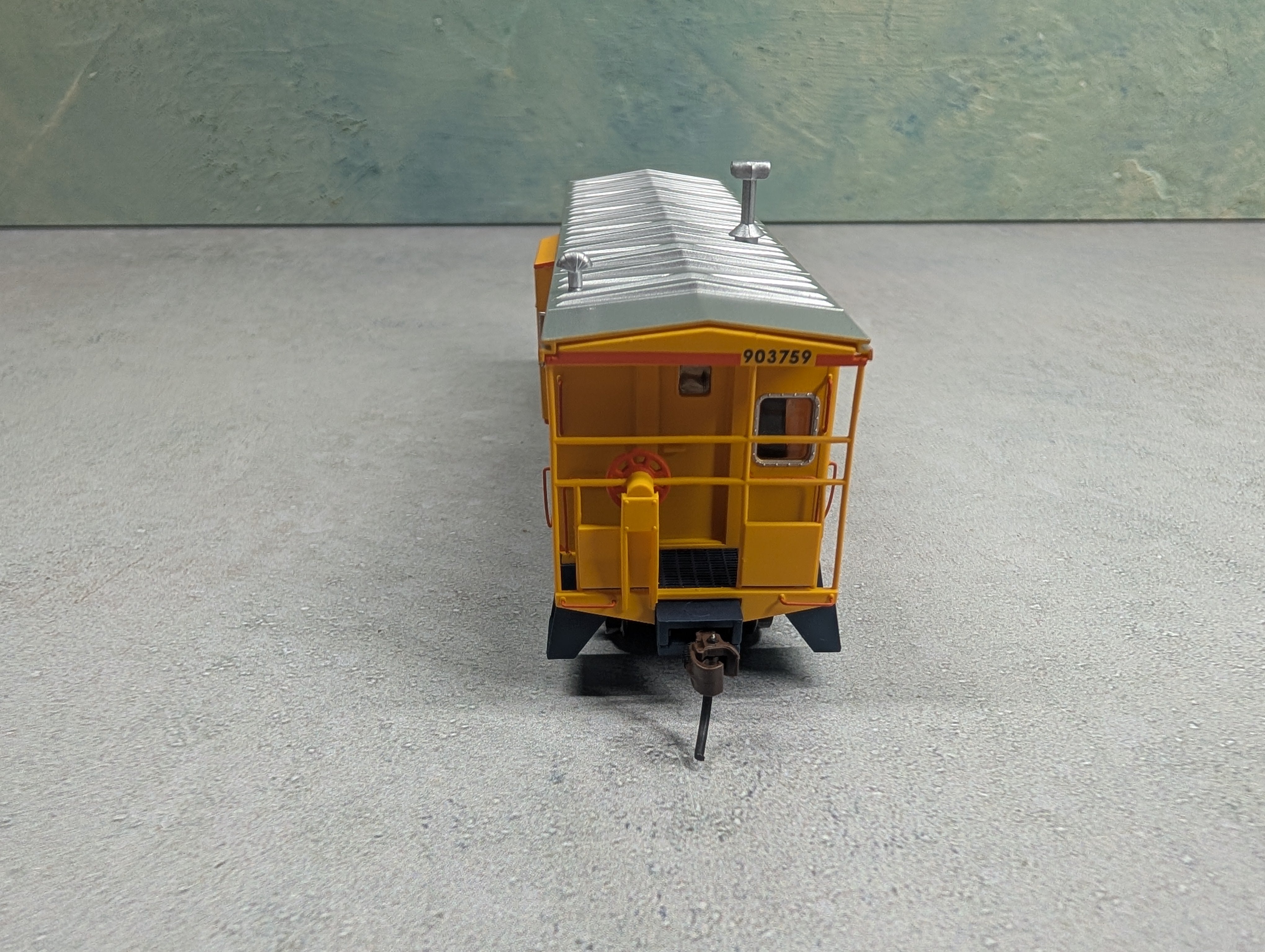 USED Walthers 932-7628 HO Scale International Car Co Bay Window Caboose Chessie System B&O #903759