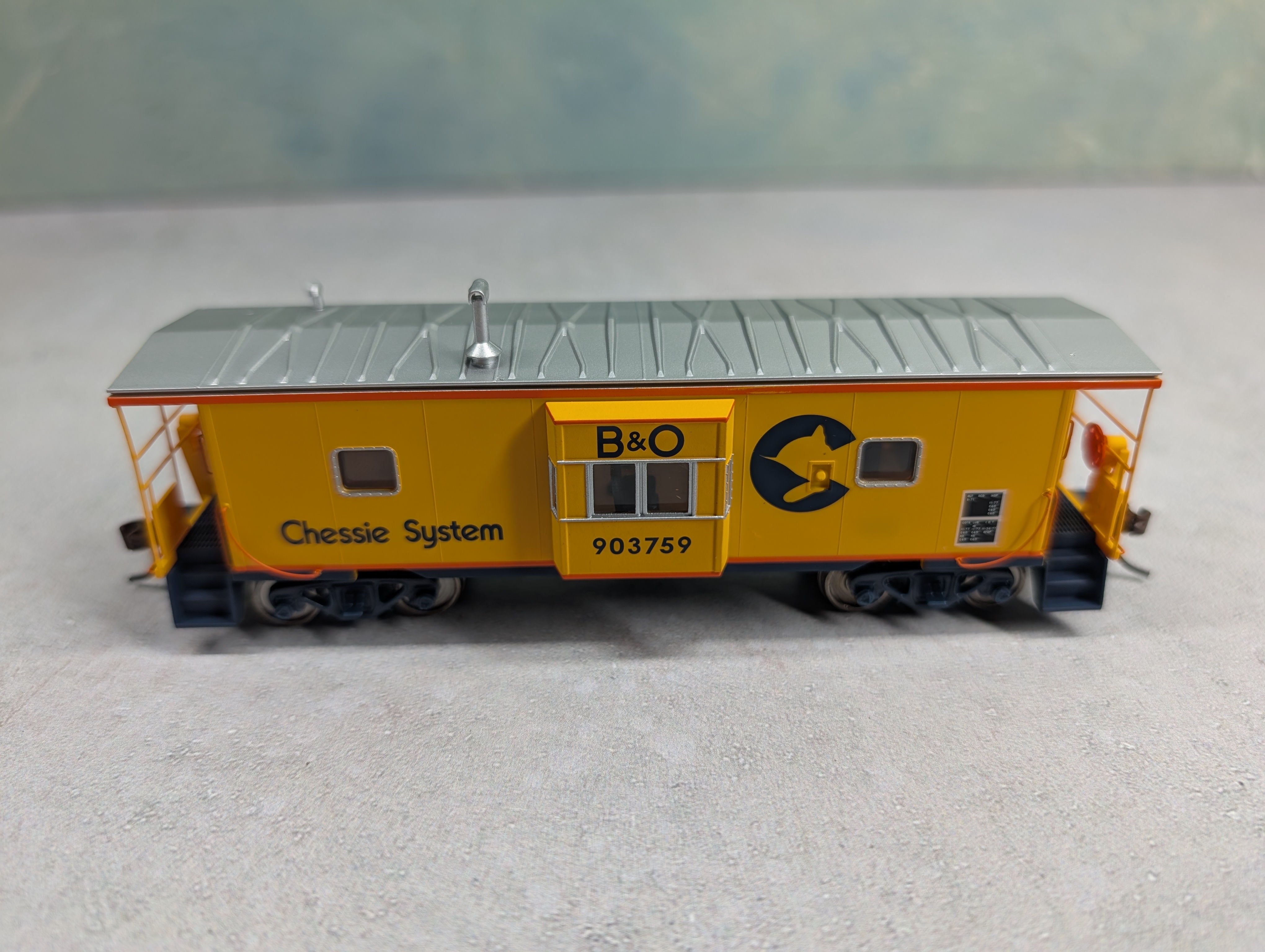 USED Walthers 932-7628 HO Scale International Car Co Bay Window Caboose Chessie System B&O #903759