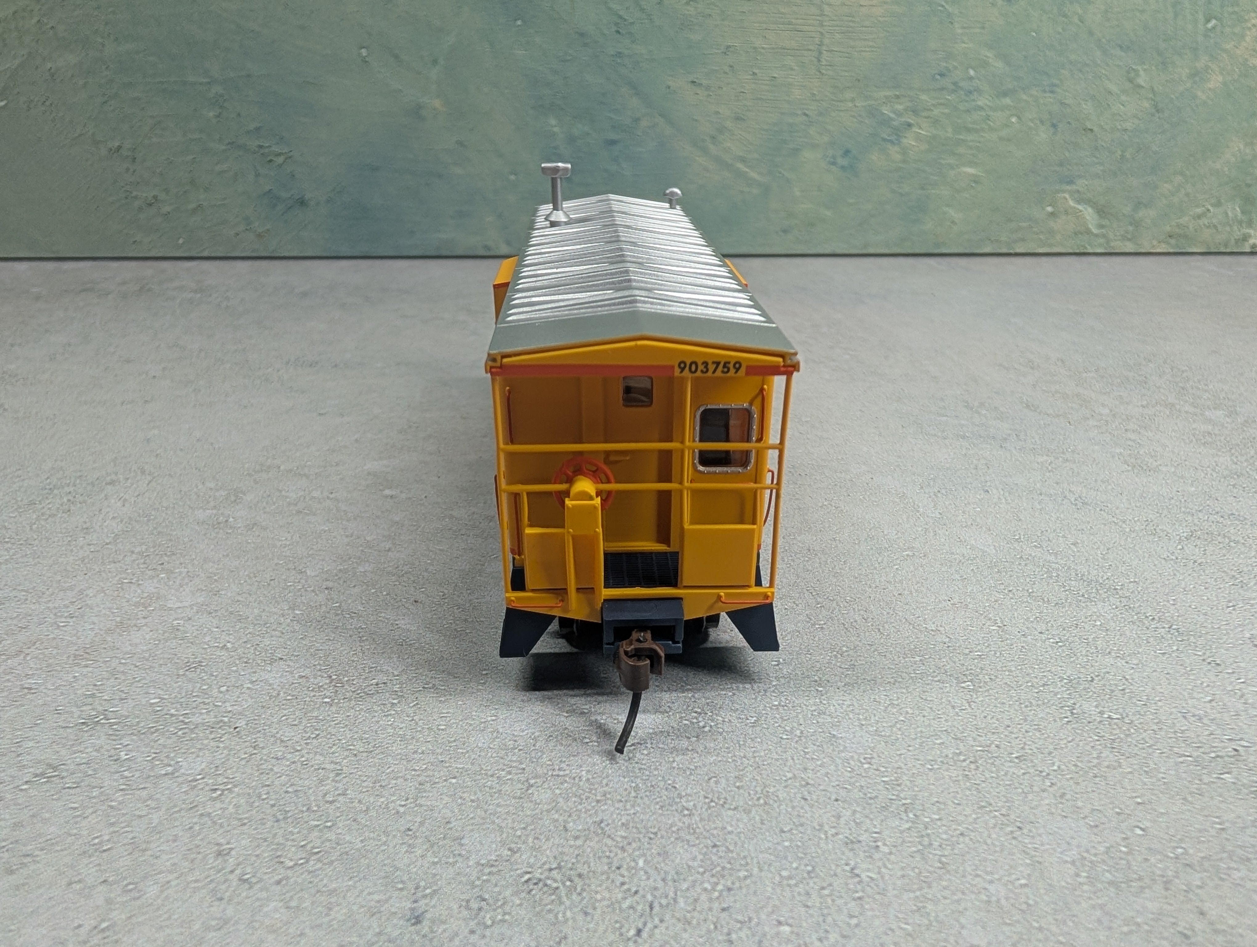 USED Walthers 932-7628 HO Scale International Car Co Bay Window Caboose Chessie System B&O #903759