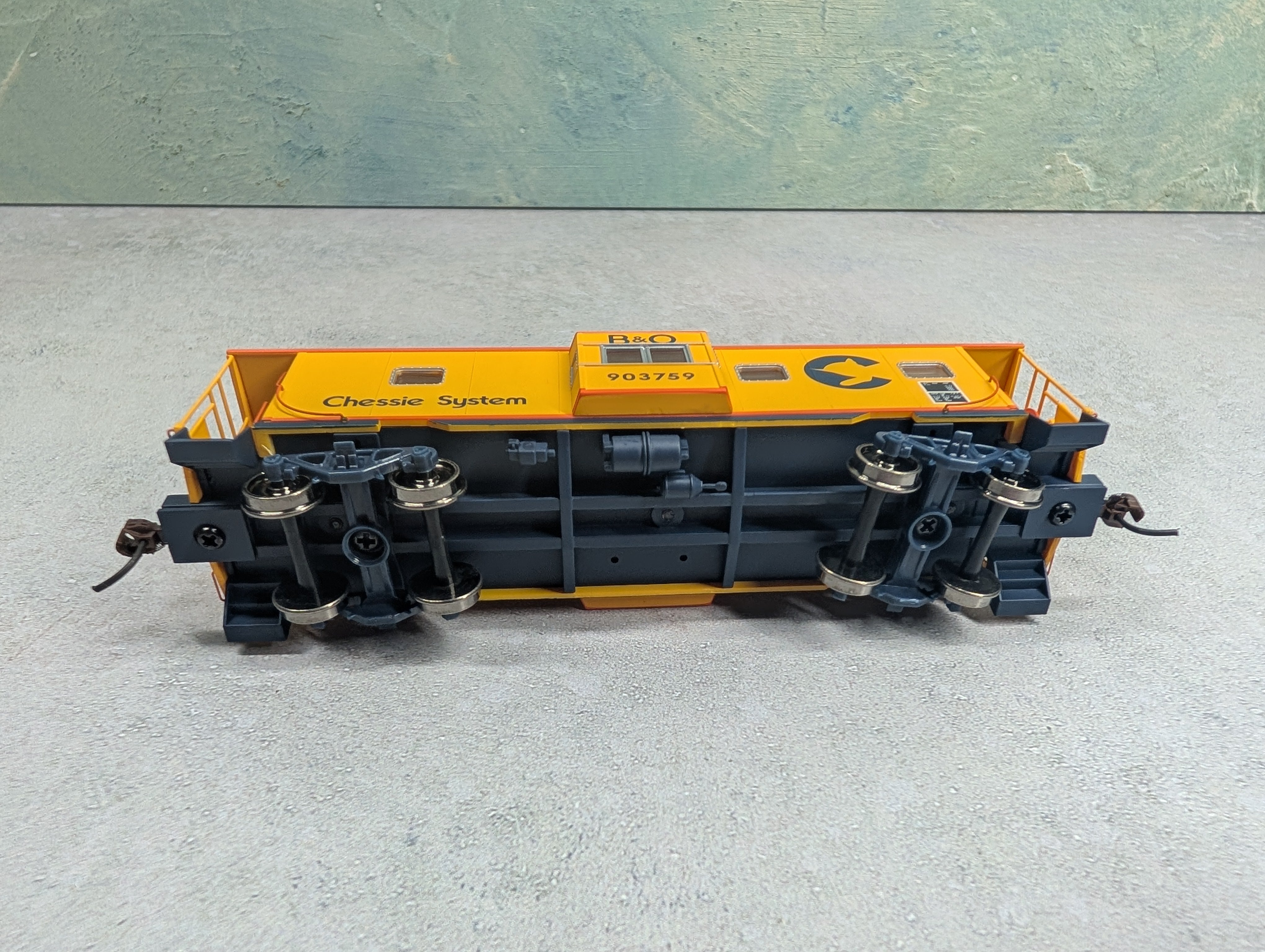 USED Walthers 932-7628 HO Scale International Car Co Bay Window Caboose Chessie System B&O #903759