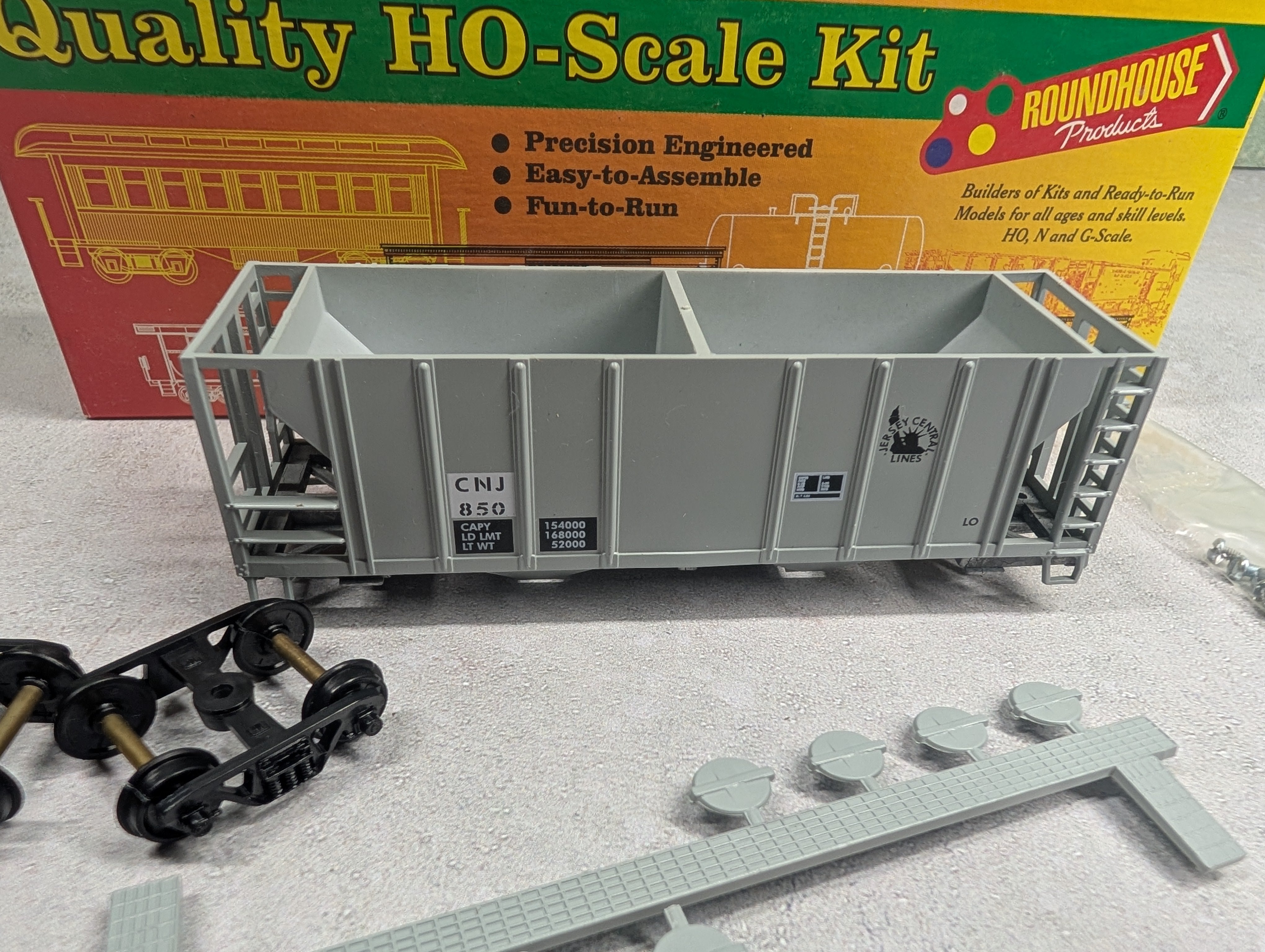 USED Roundhouse 2073 HO Scale 2 Bay Covered Hopper Jersey Central CNJ #850 KIT