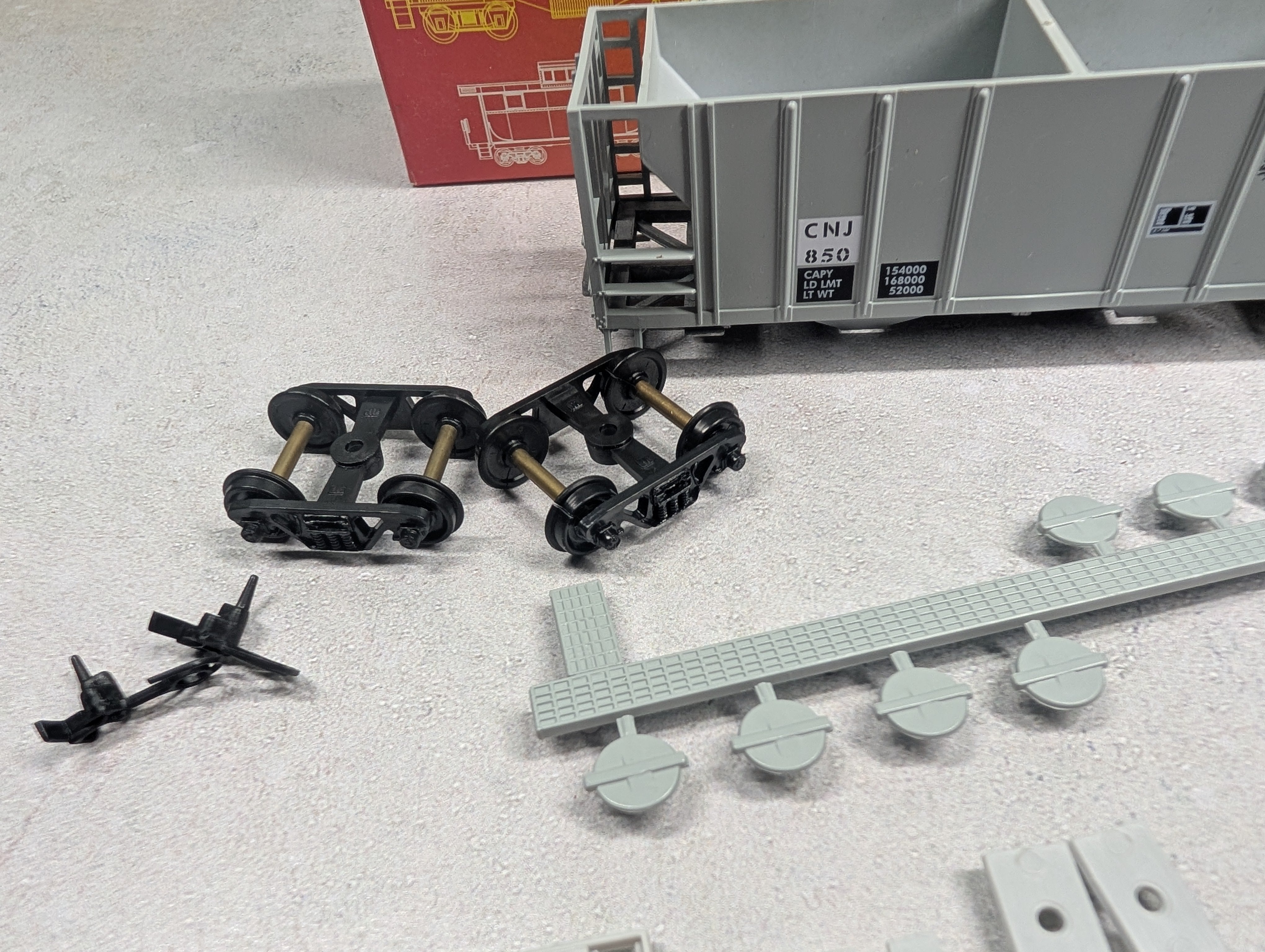USED Roundhouse 2073 HO Scale 2 Bay Covered Hopper Jersey Central CNJ #850 KIT