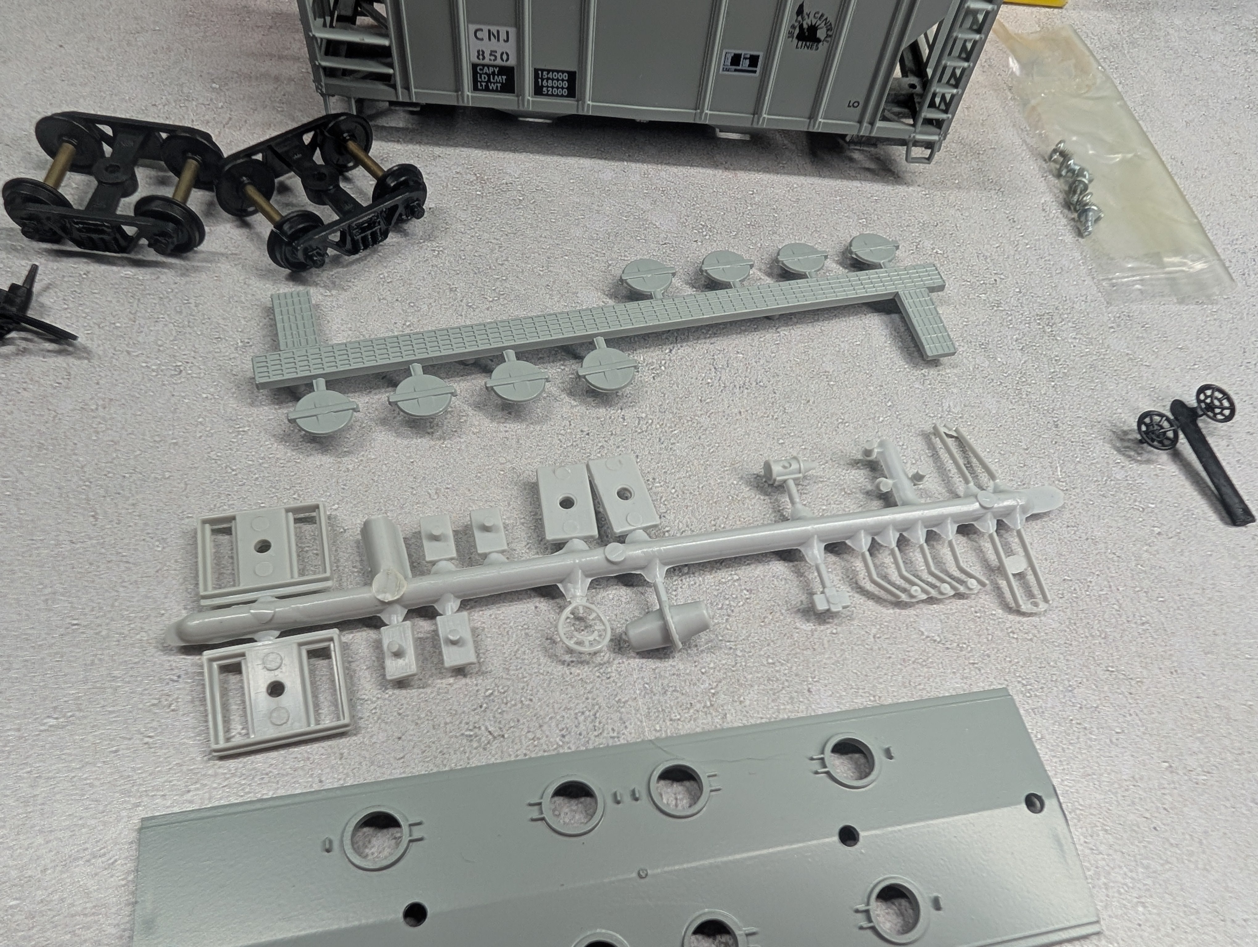 USED Roundhouse 2073 HO Scale 2 Bay Covered Hopper Jersey Central CNJ #850 KIT