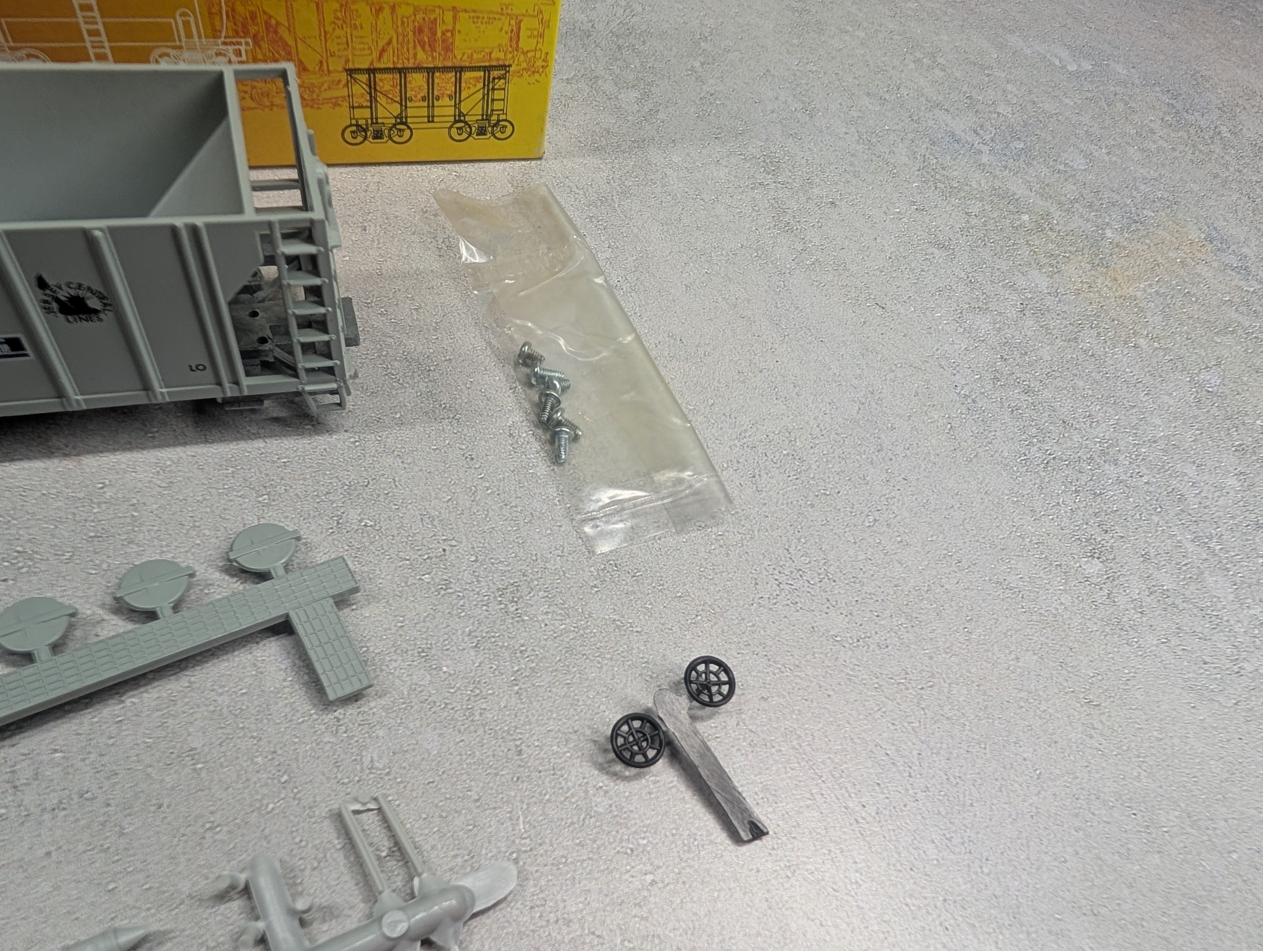 USED Roundhouse 2073 HO Scale 2 Bay Covered Hopper Jersey Central CNJ #850 KIT