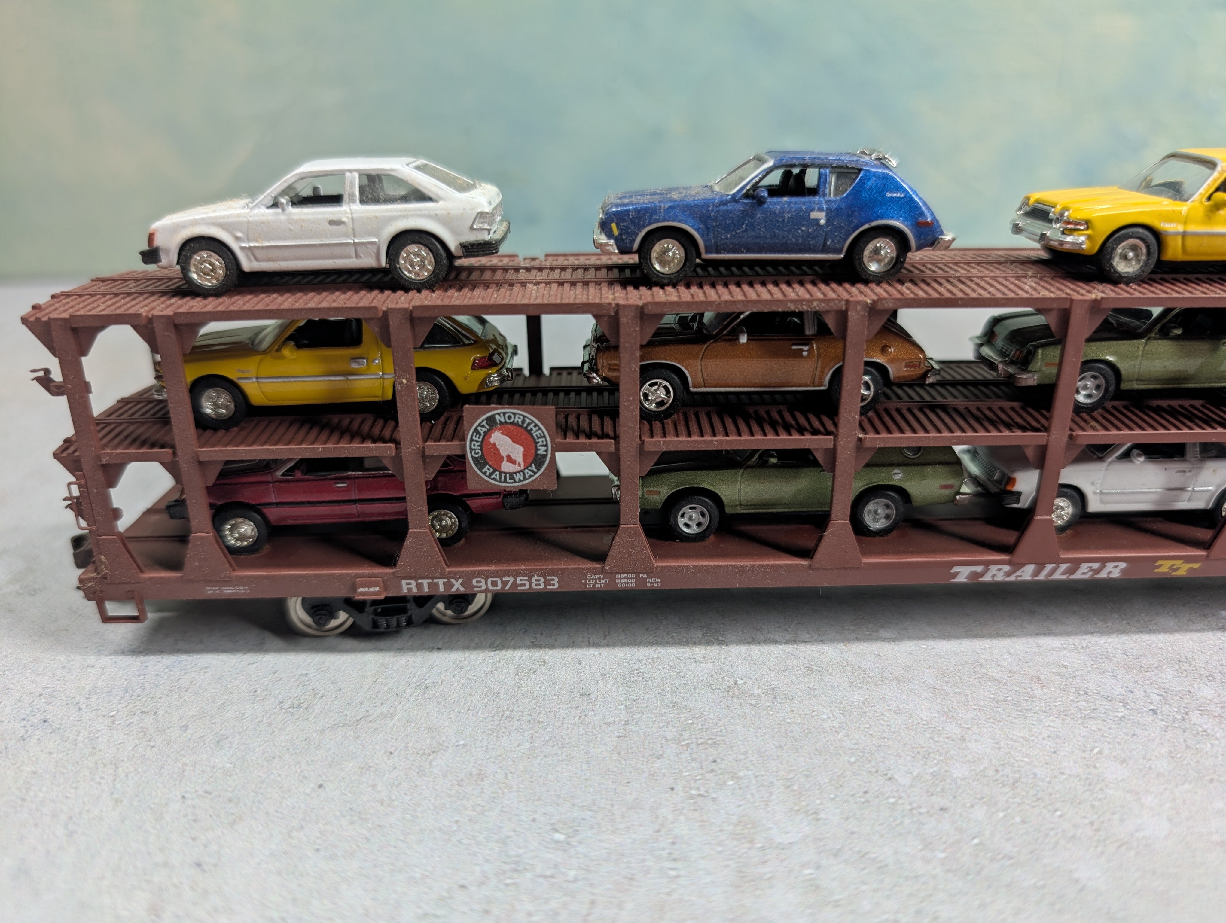 USED Accurail HO Scale Tri Level Auto Carrier w/ 15 Vehicles Great Northern RTTX #907583