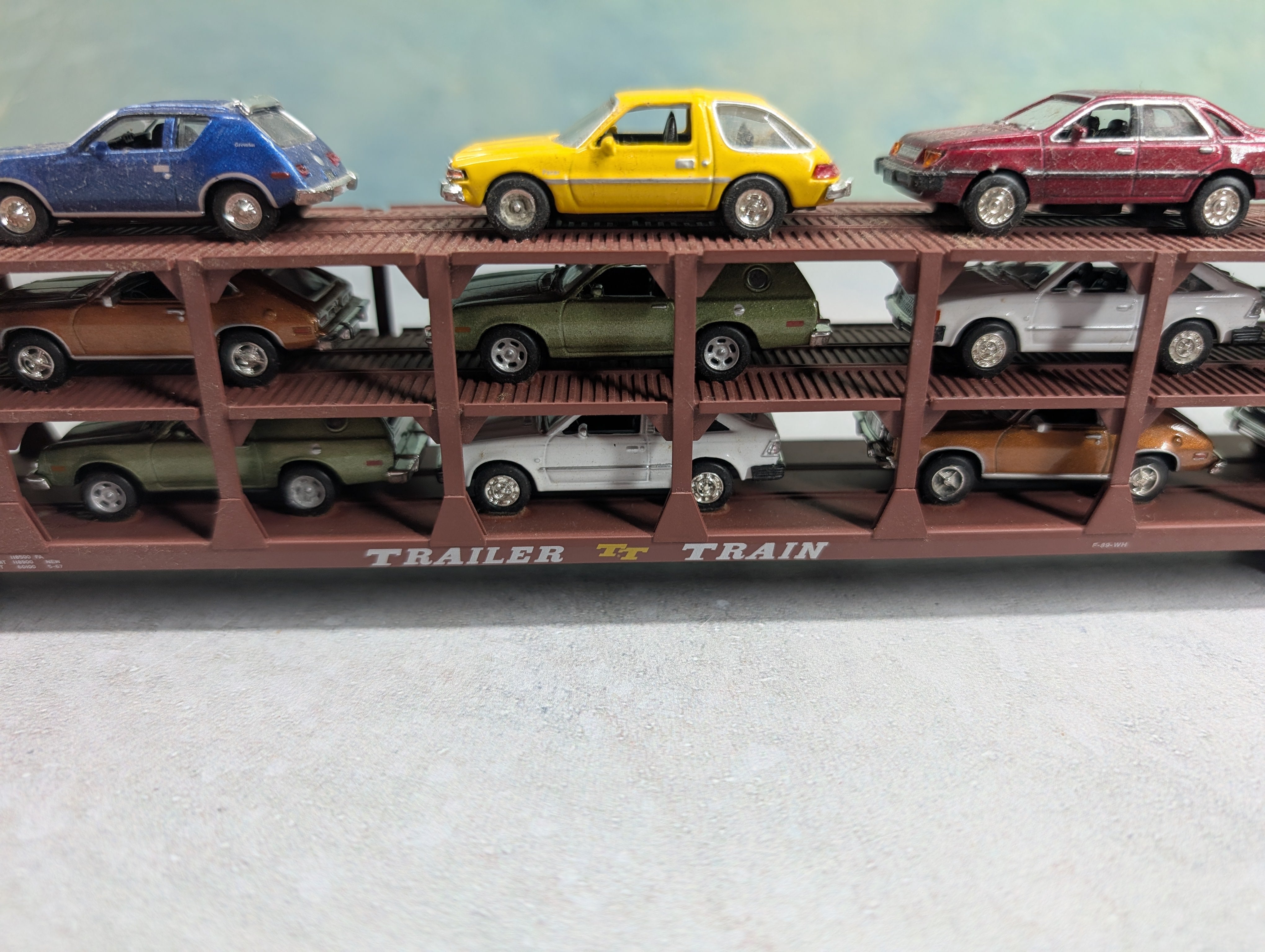 USED Accurail HO Scale Tri Level Auto Carrier w/ 15 Vehicles Great Northern RTTX #907583