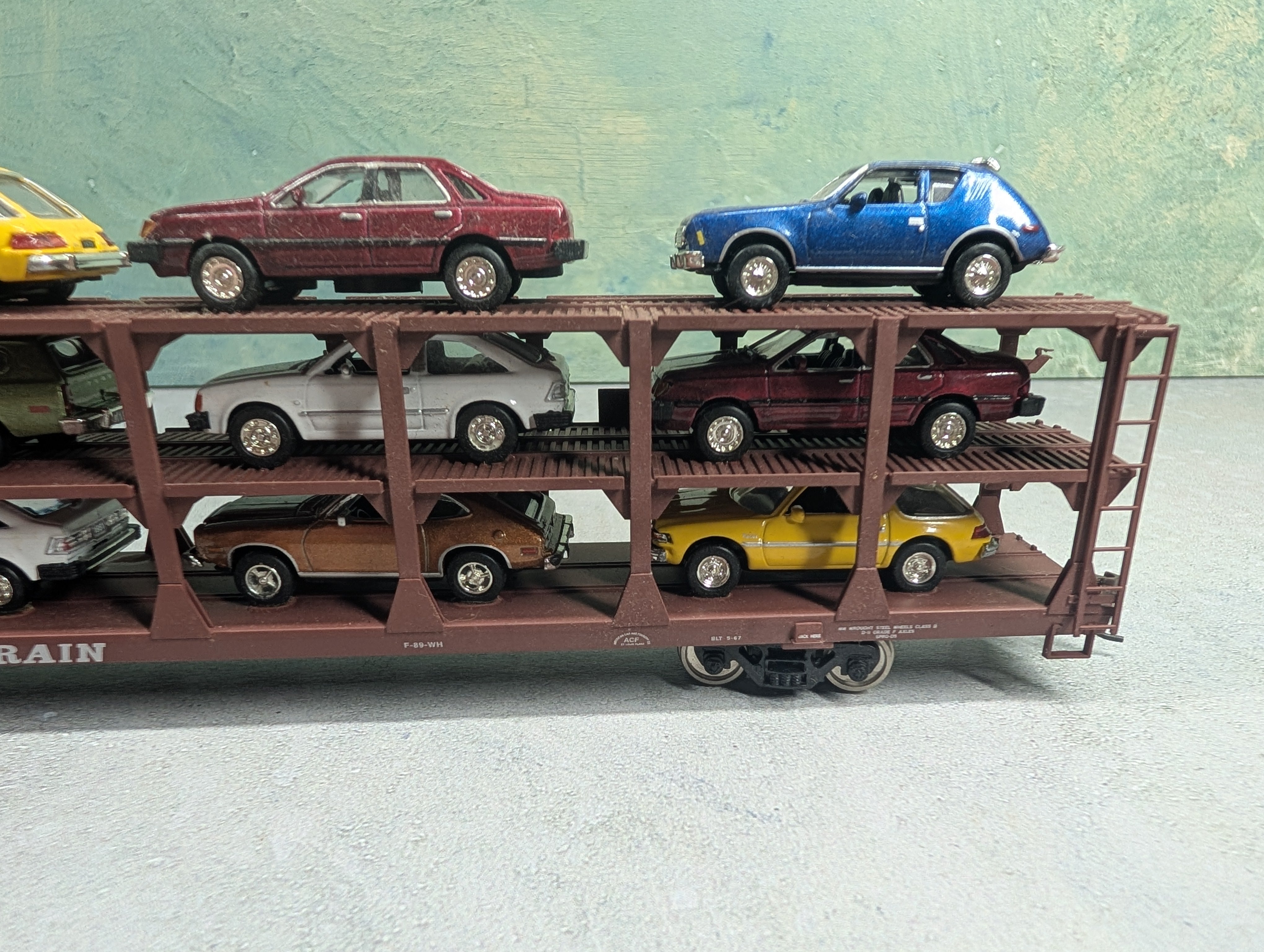 USED Accurail HO Scale Tri Level Auto Carrier w/ 15 Vehicles Great Northern RTTX #907583
