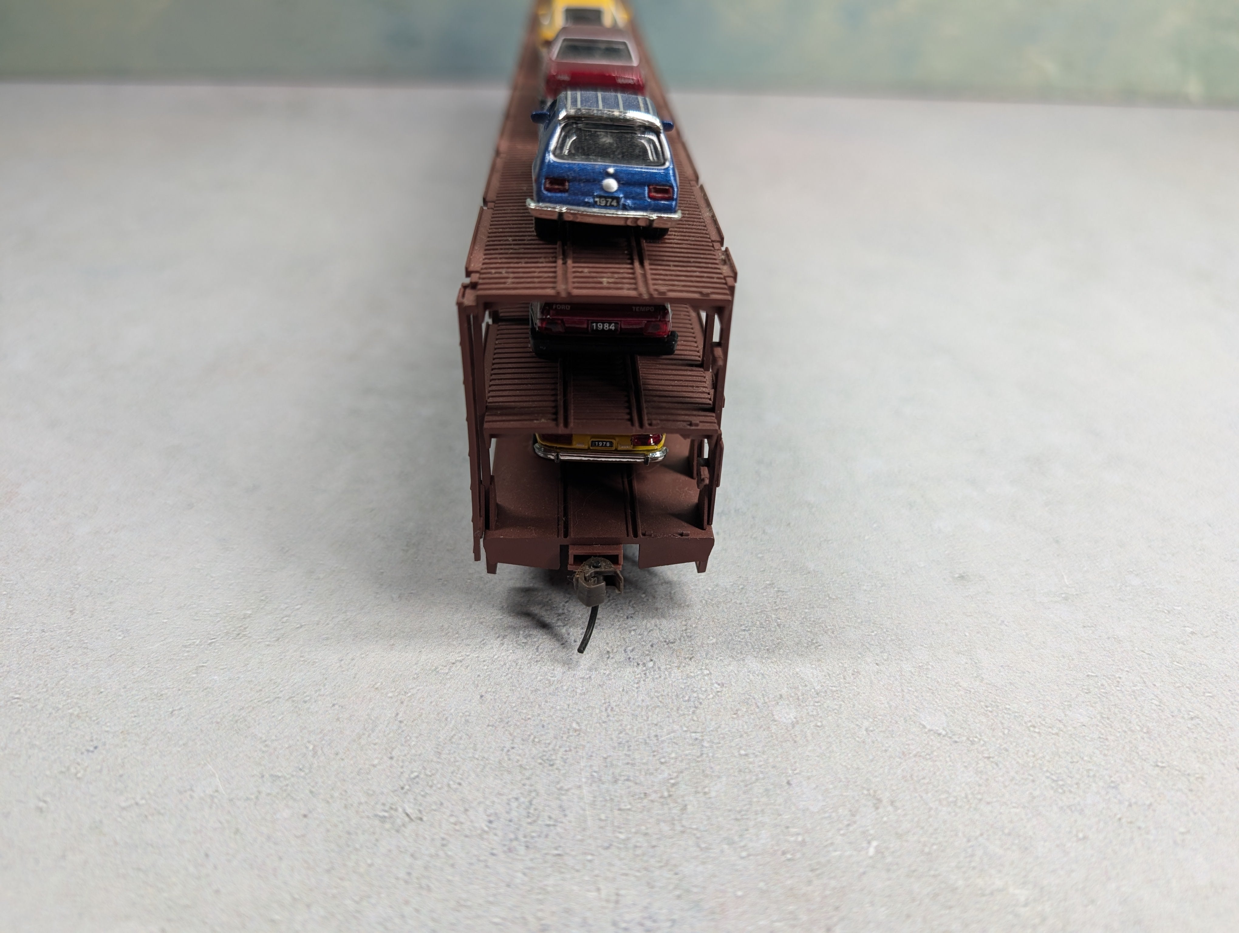 USED Accurail HO Scale Tri Level Auto Carrier w/ 15 Vehicles Great Northern RTTX #907583