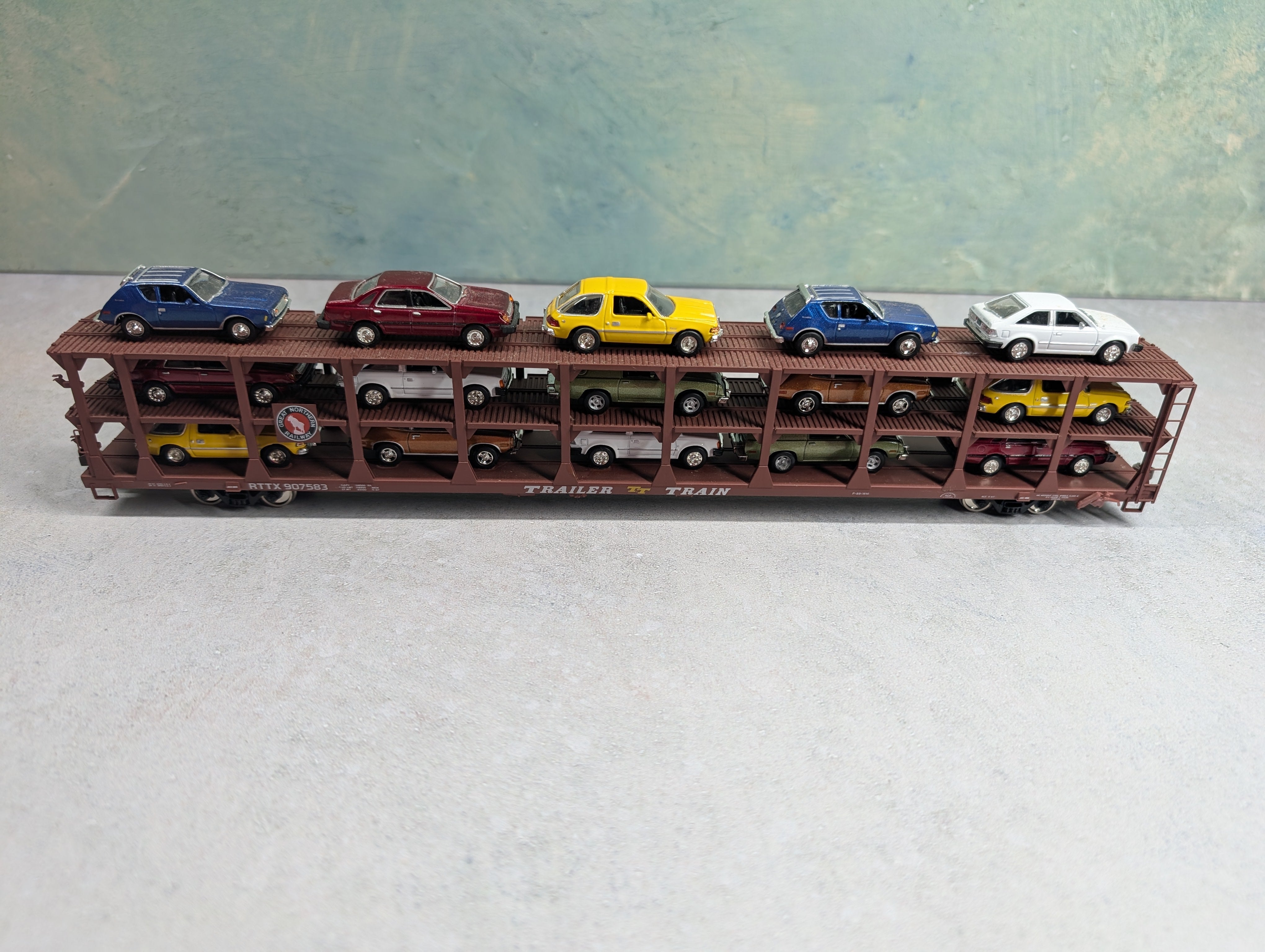 USED Accurail HO Scale Tri Level Auto Carrier w/ 15 Vehicles Great Northern RTTX #907583