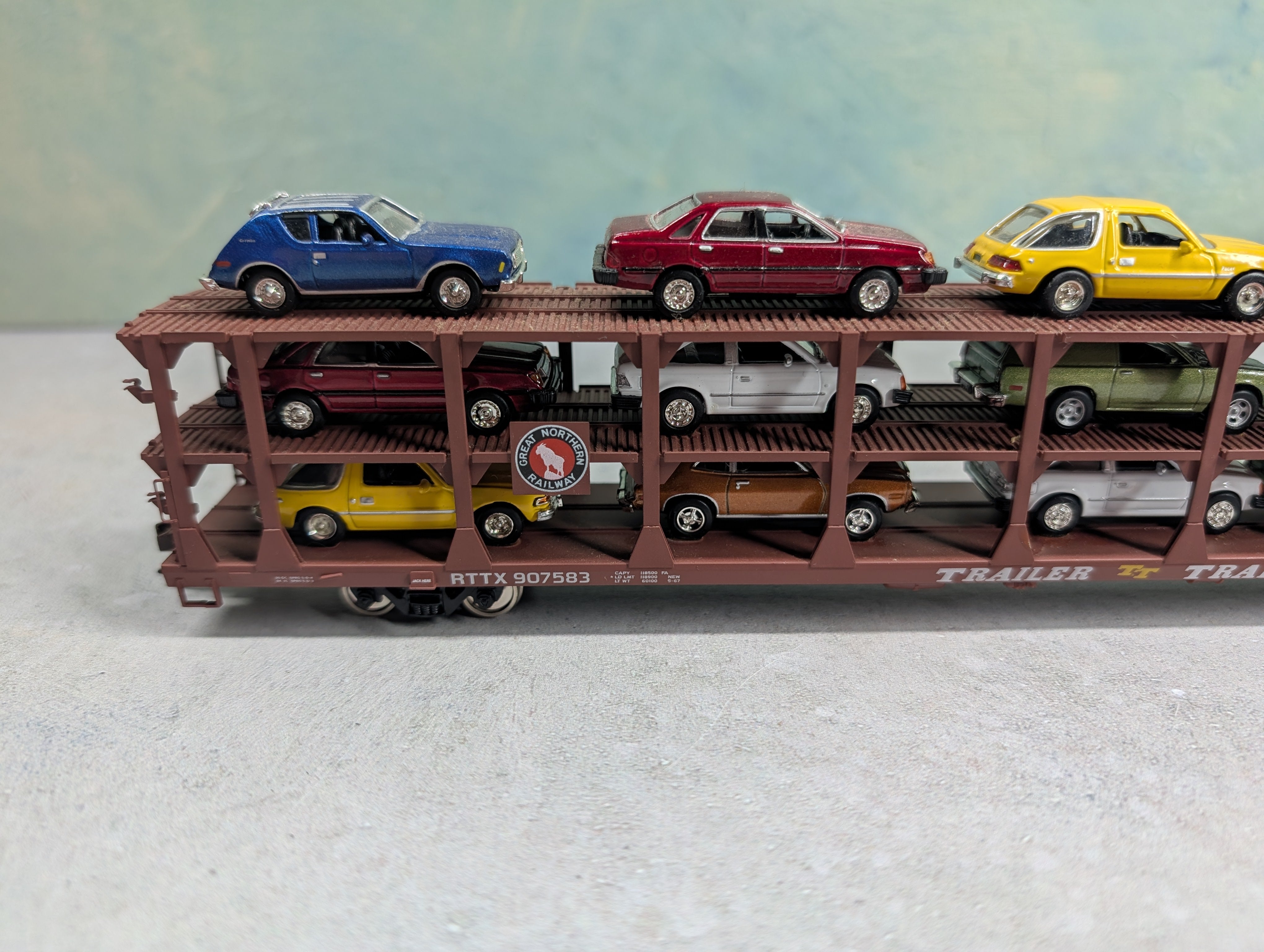 USED Accurail HO Scale Tri Level Auto Carrier w/ 15 Vehicles Great Northern RTTX #907583