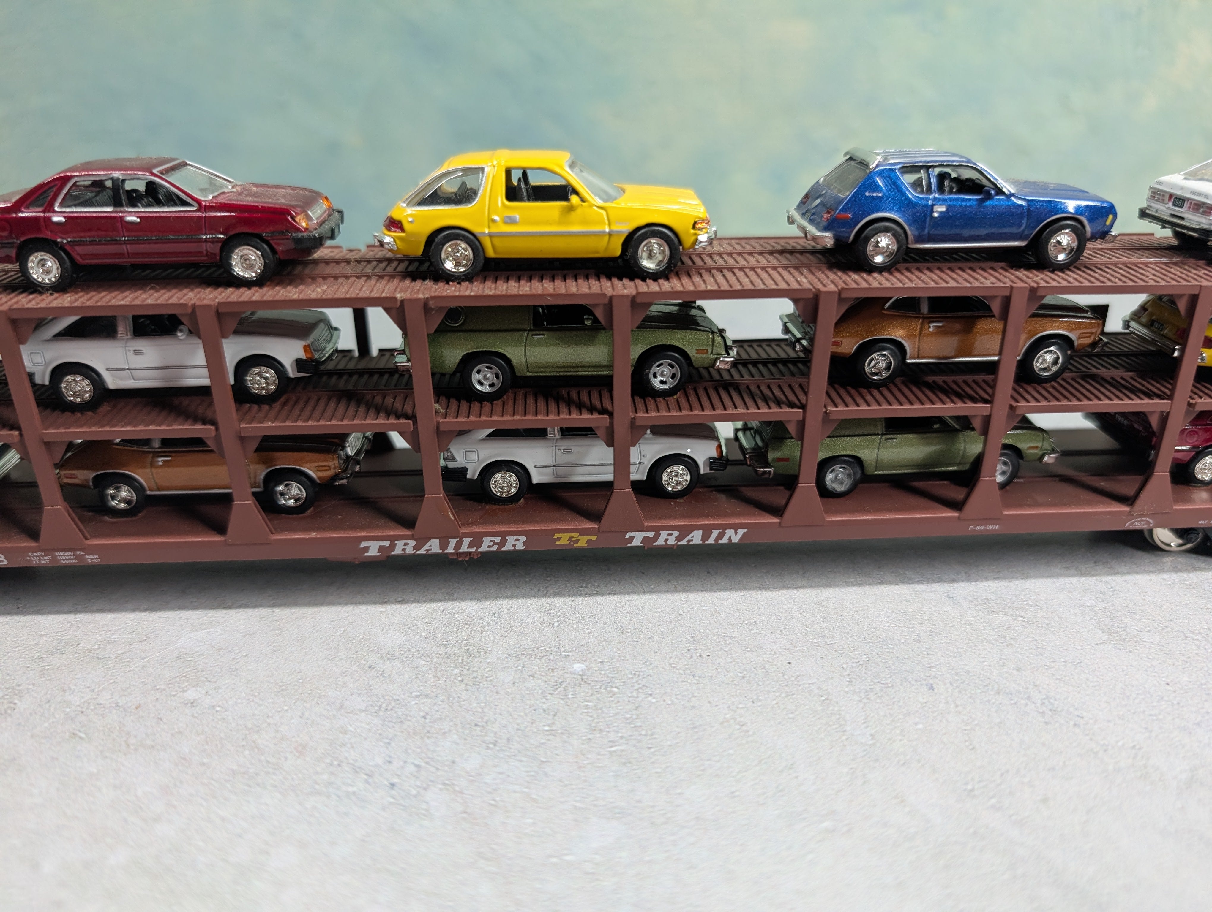 USED Accurail HO Scale Tri Level Auto Carrier w/ 15 Vehicles Great Northern RTTX #907583