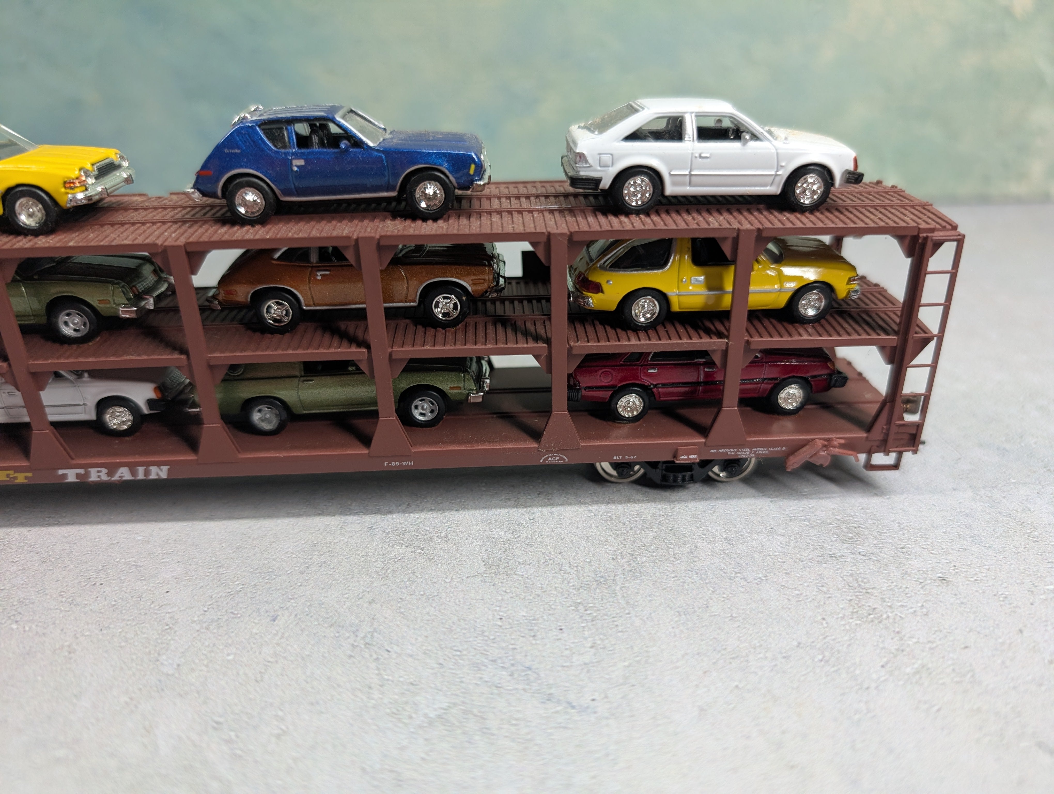 USED Accurail HO Scale Tri Level Auto Carrier w/ 15 Vehicles Great Northern RTTX #907583