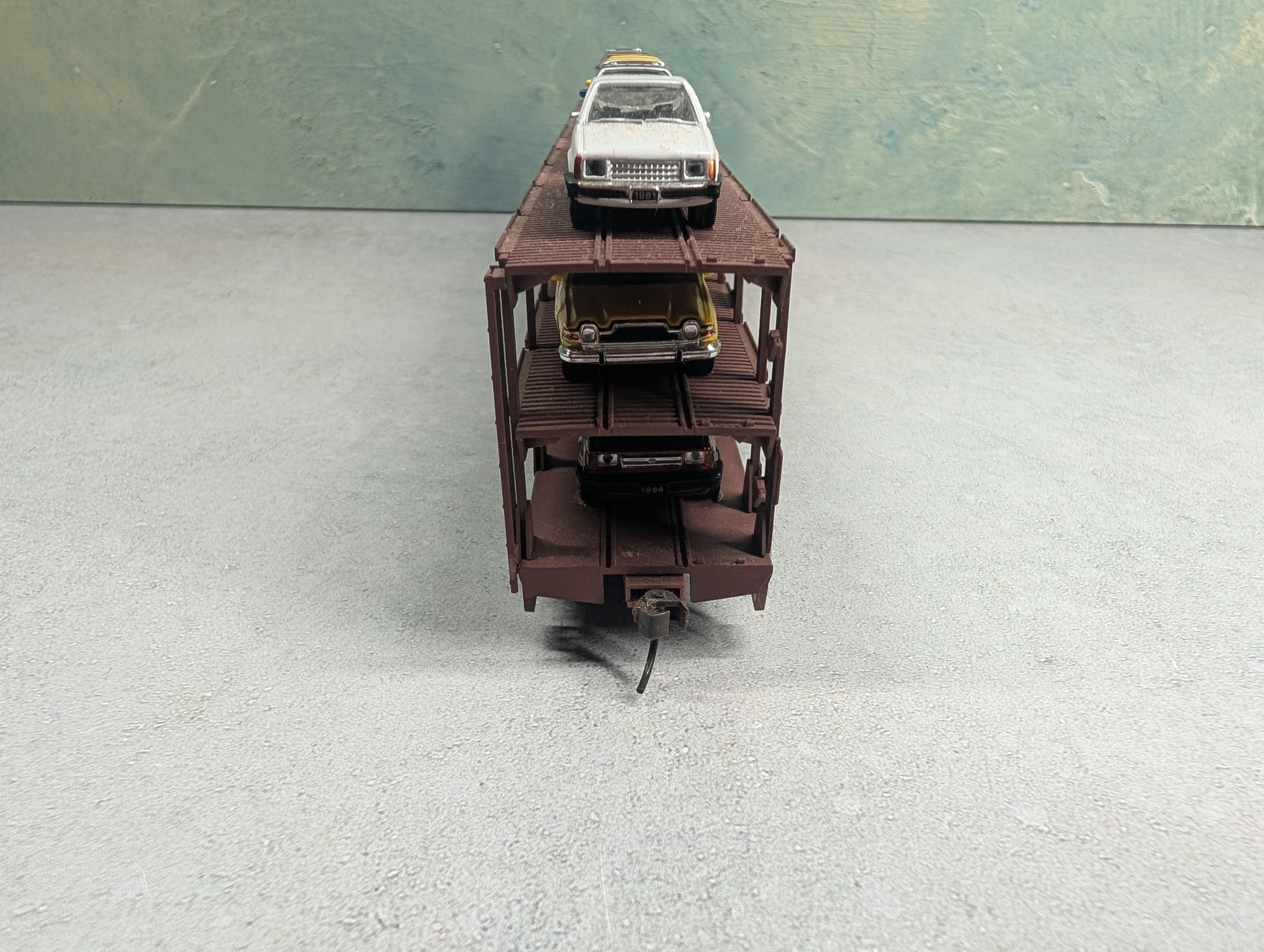USED Accurail HO Scale Tri Level Auto Carrier w/ 15 Vehicles Great Northern RTTX #907583