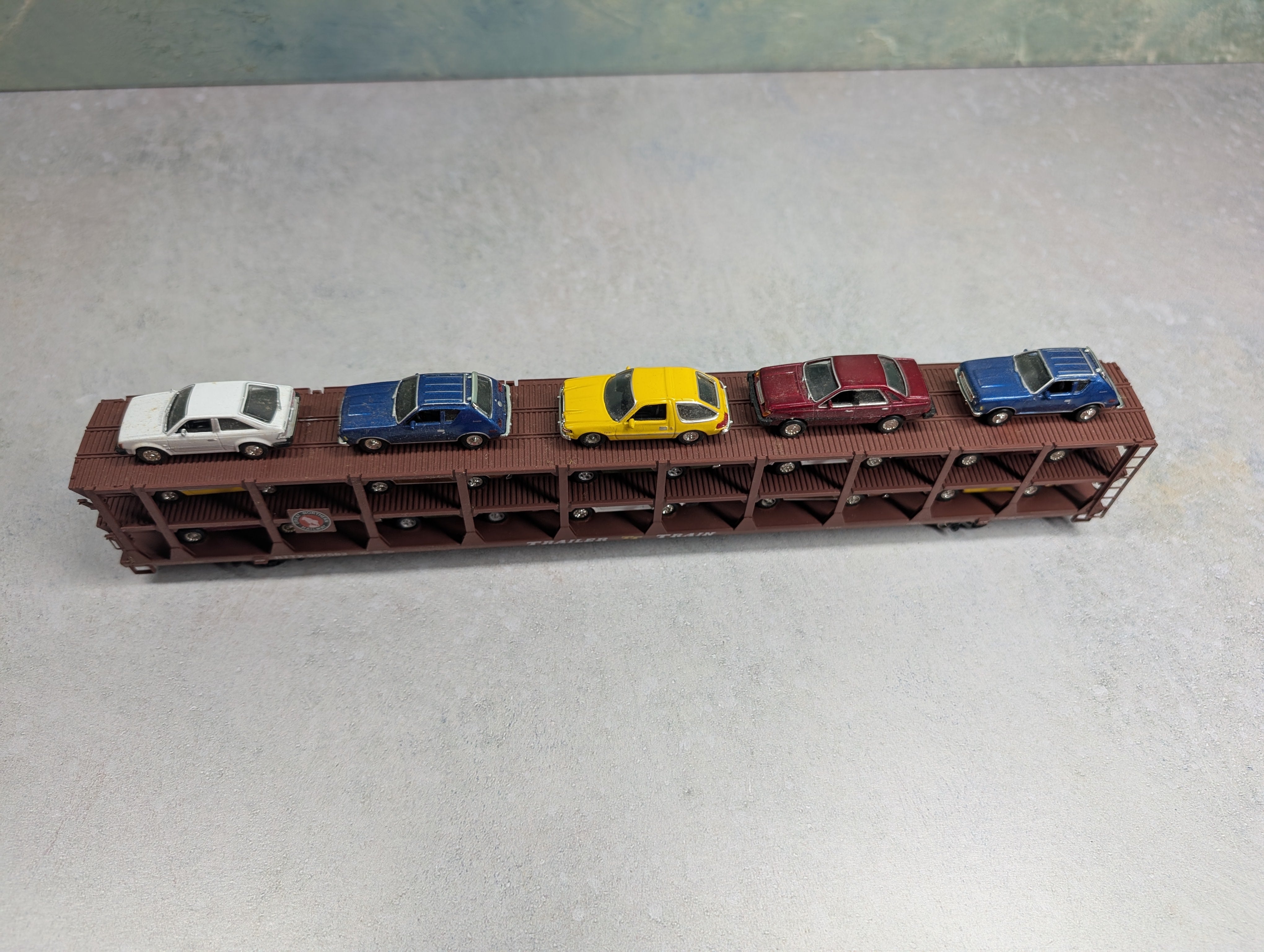 USED Accurail HO Scale Tri Level Auto Carrier w/ 15 Vehicles Great Northern RTTX #907583