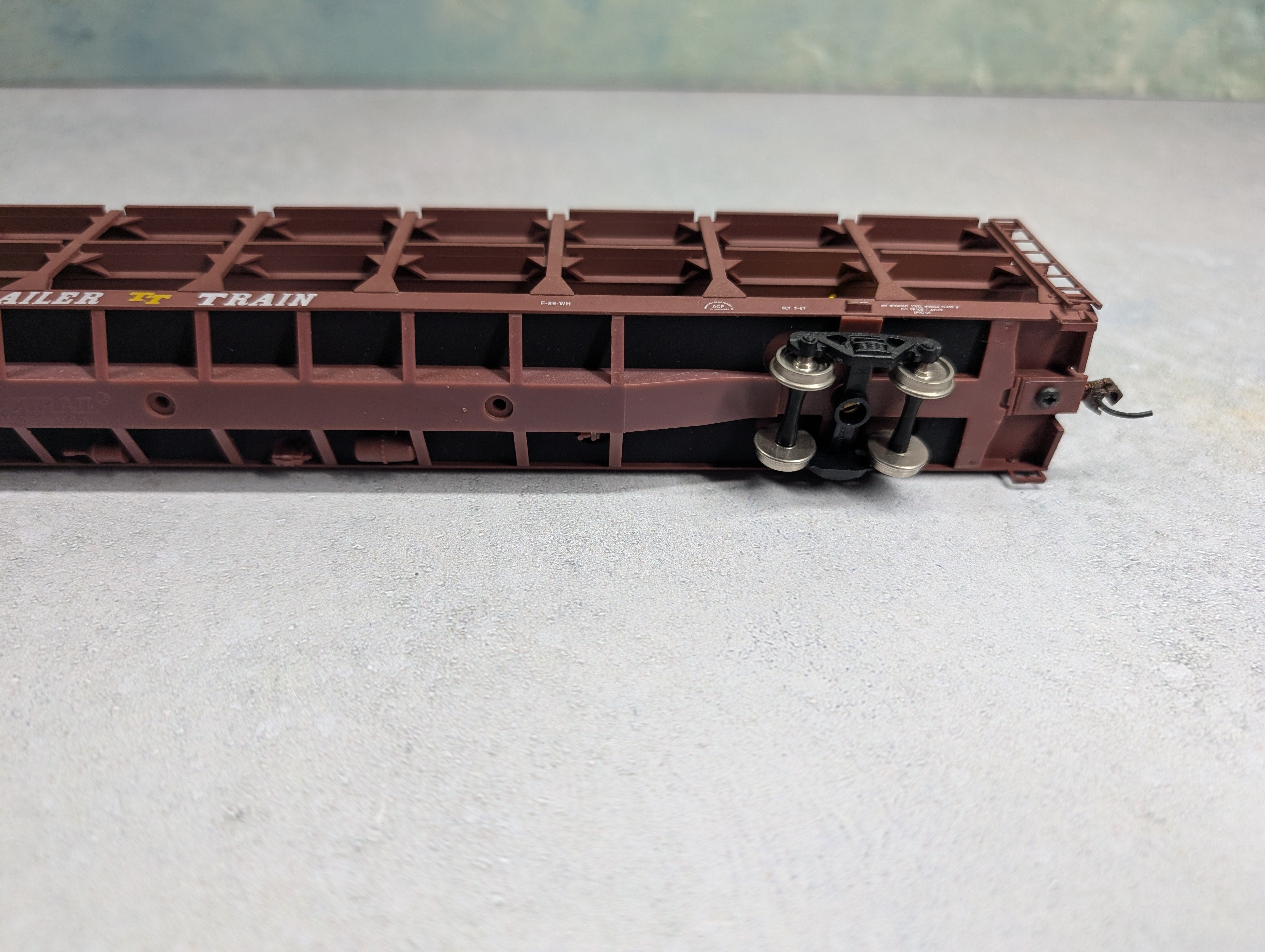 USED Accurail HO Scale Tri Level Auto Carrier w/ 15 Vehicles Great Northern RTTX #907583
