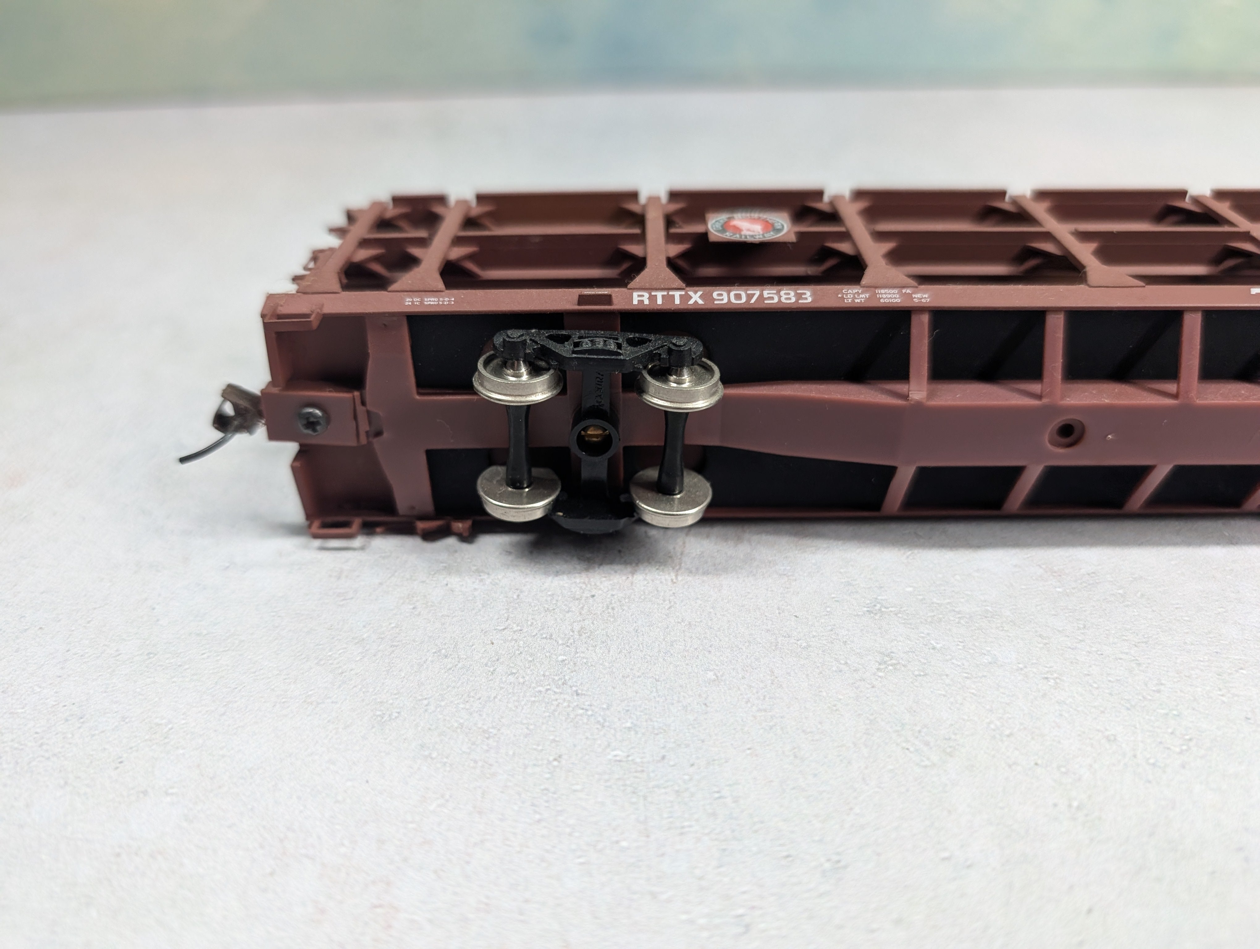 USED Accurail HO Scale Tri Level Auto Carrier w/ 15 Vehicles Great Northern RTTX #907583