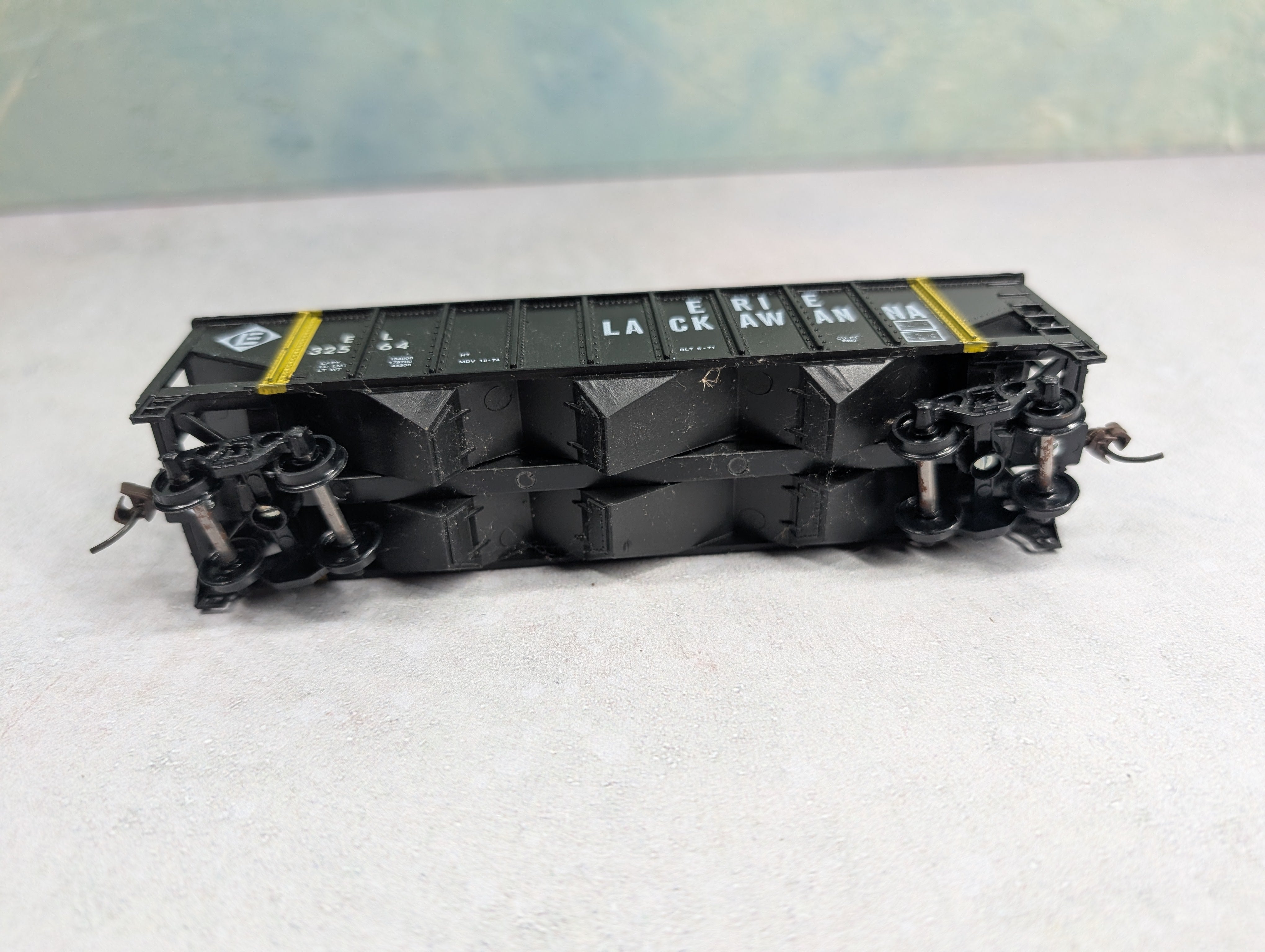 USED Roundhouse HO Scale Open Hopper Erie Lackawanna EL #32564