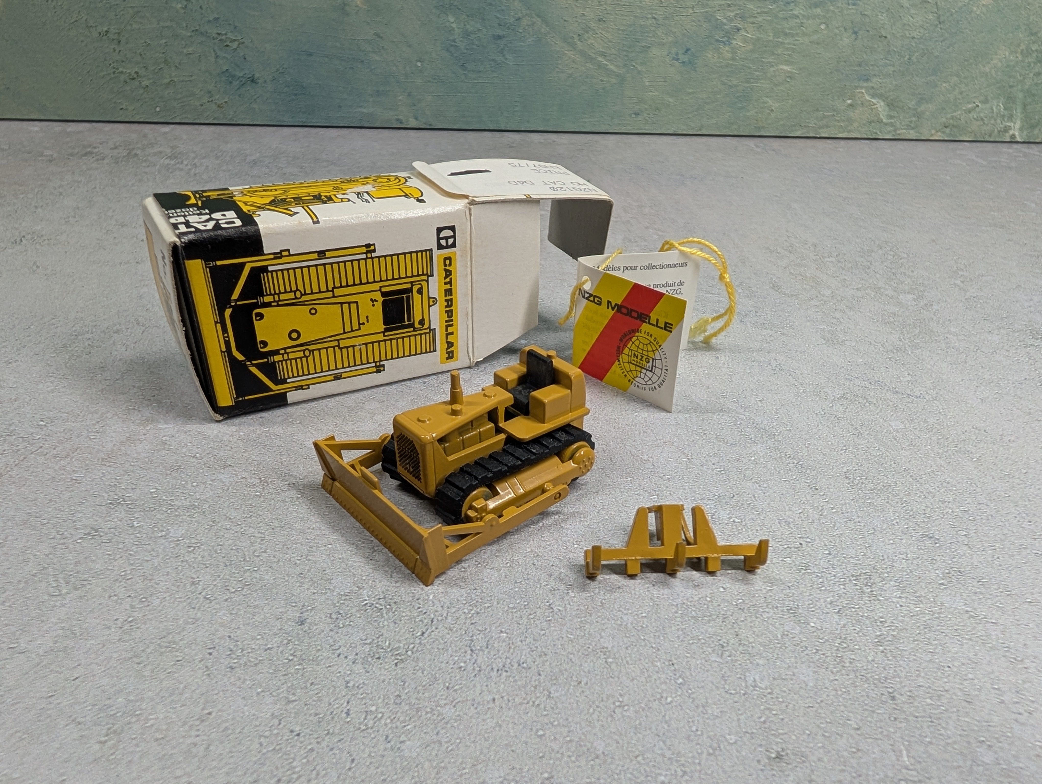 NZG NZG120 HO Scale CAT D4D Ketten Dozer
