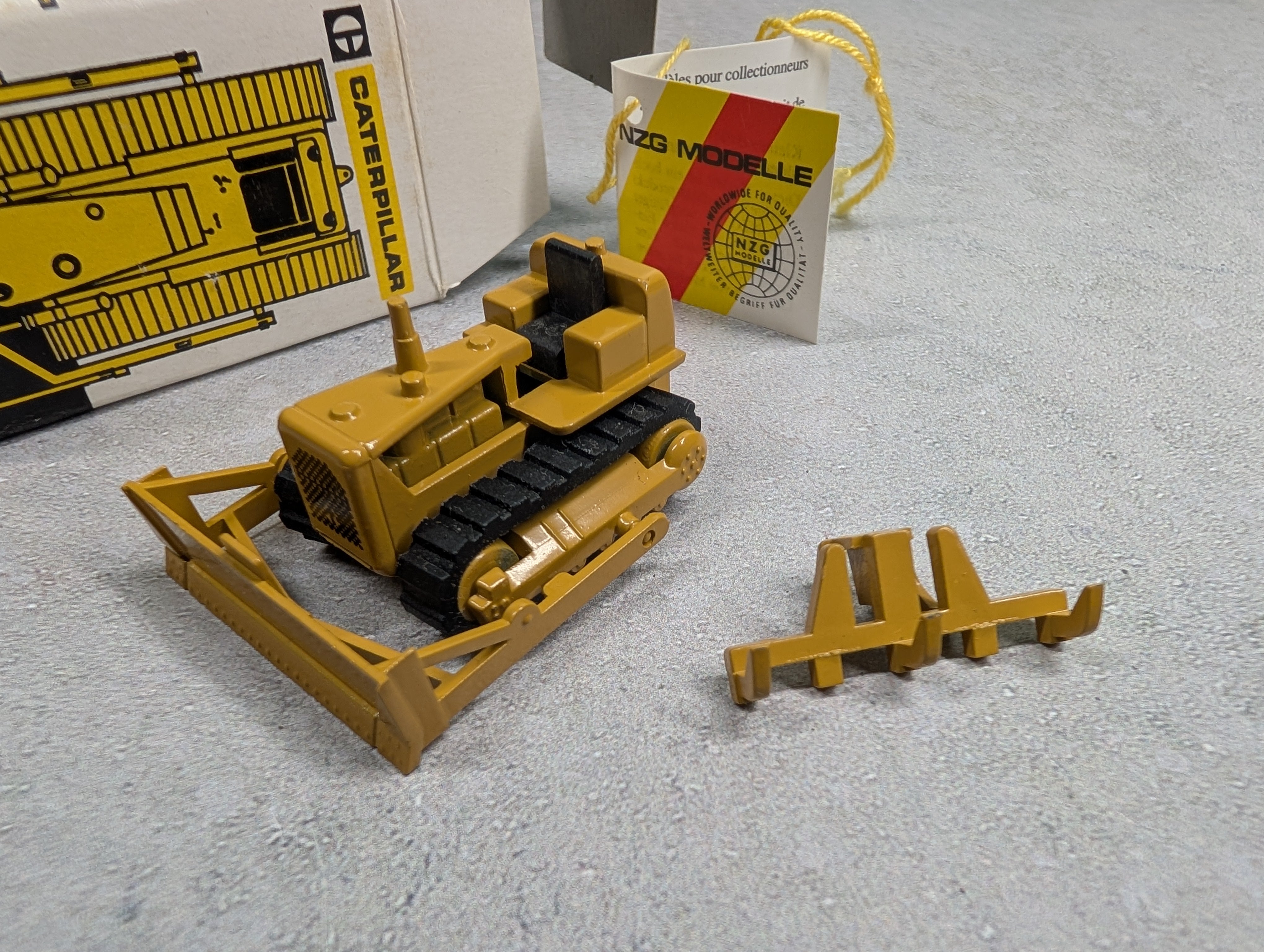 NZG NZG120 HO Scale CAT D4D Ketten Dozer