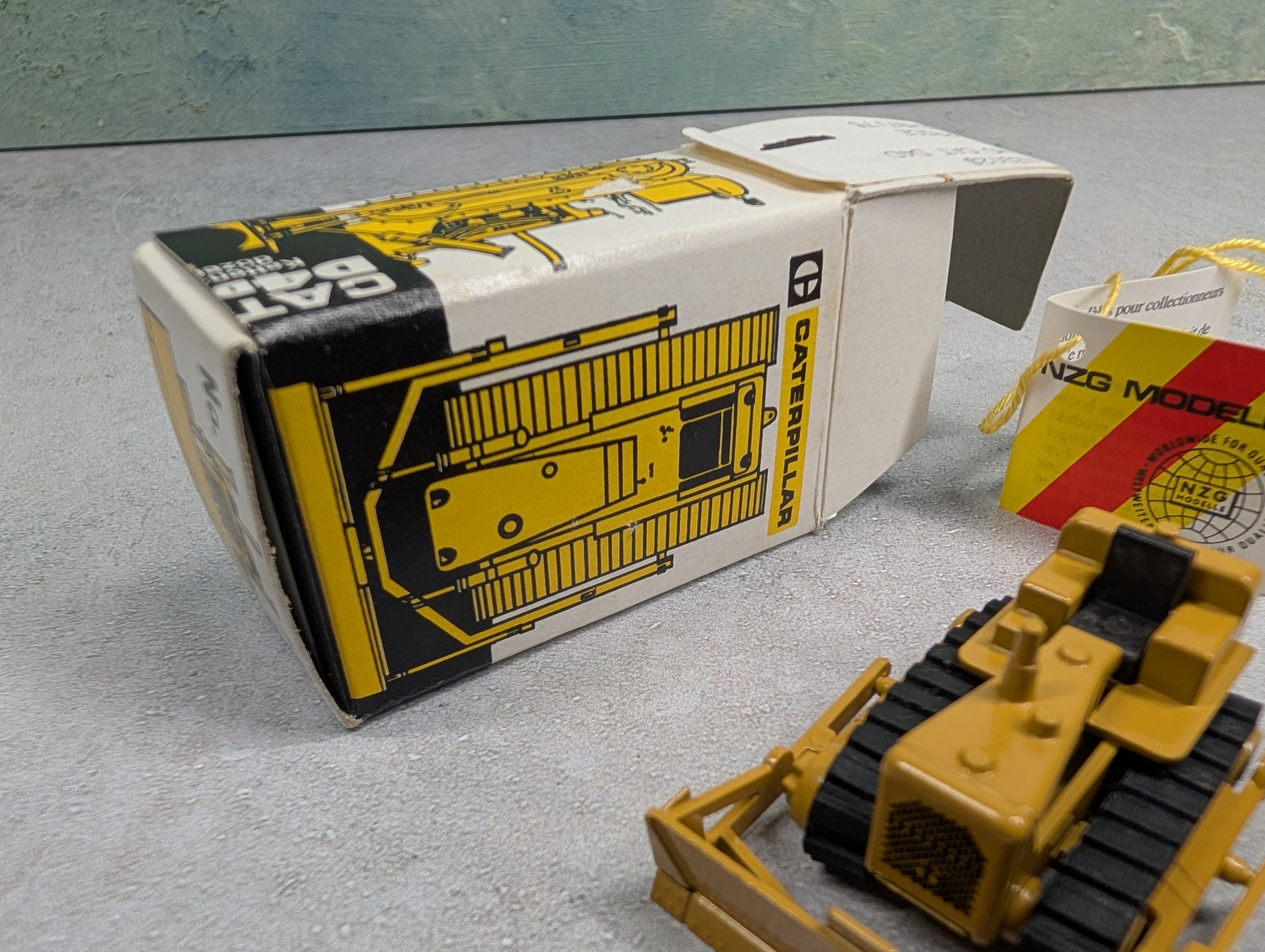 NZG NZG120 HO Scale CAT D4D Ketten Dozer