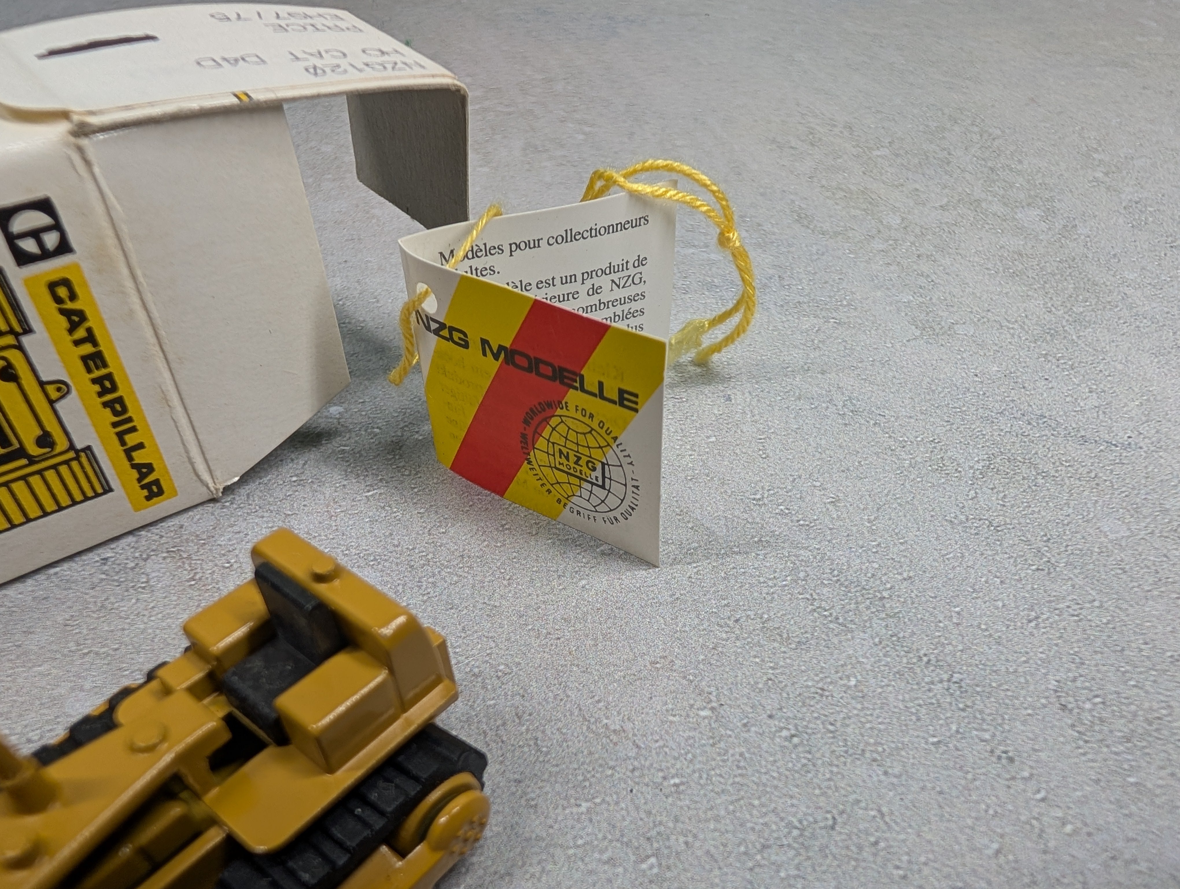 NZG NZG120 HO Scale CAT D4D Ketten Dozer