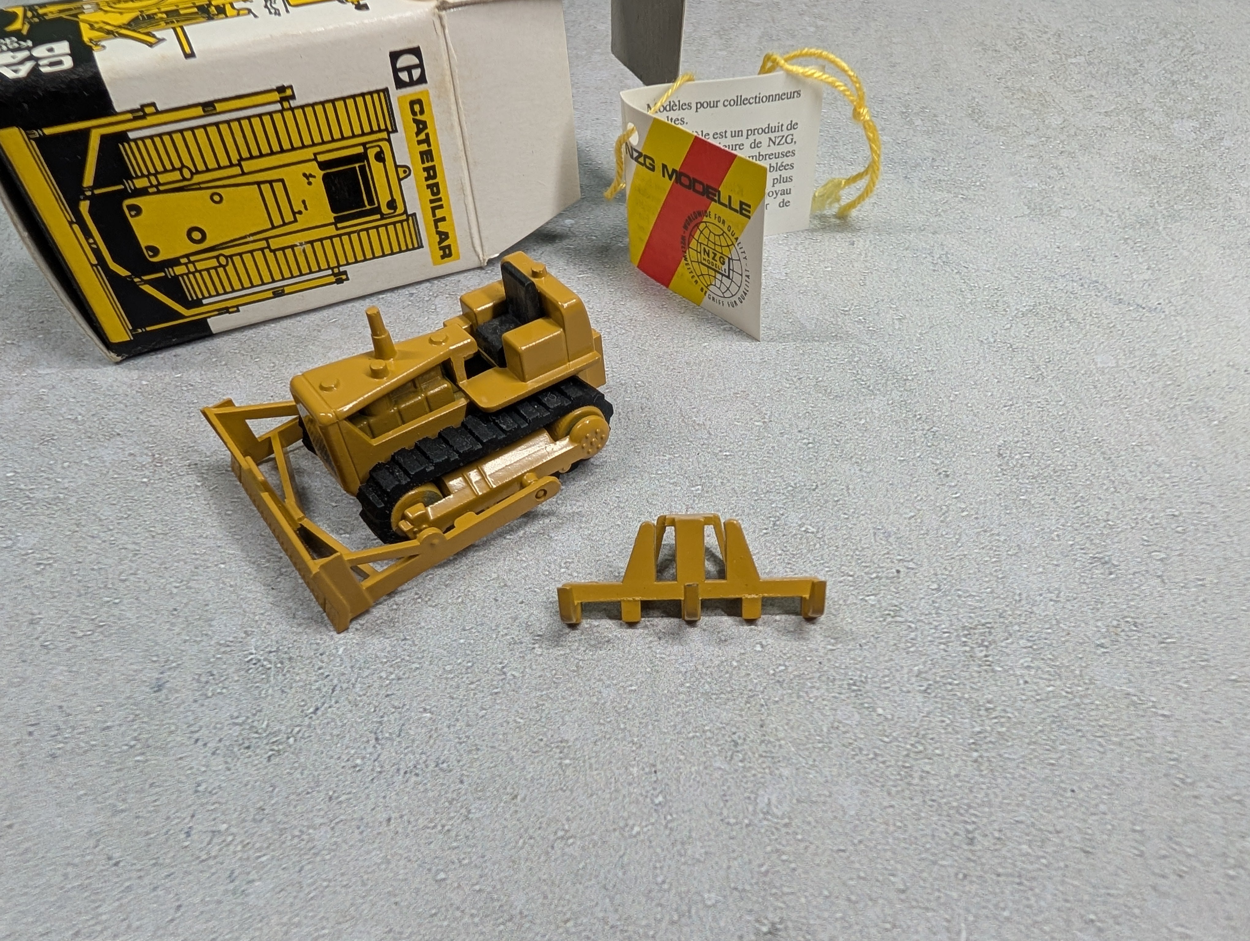 NZG NZG120 HO Scale CAT D4D Ketten Dozer