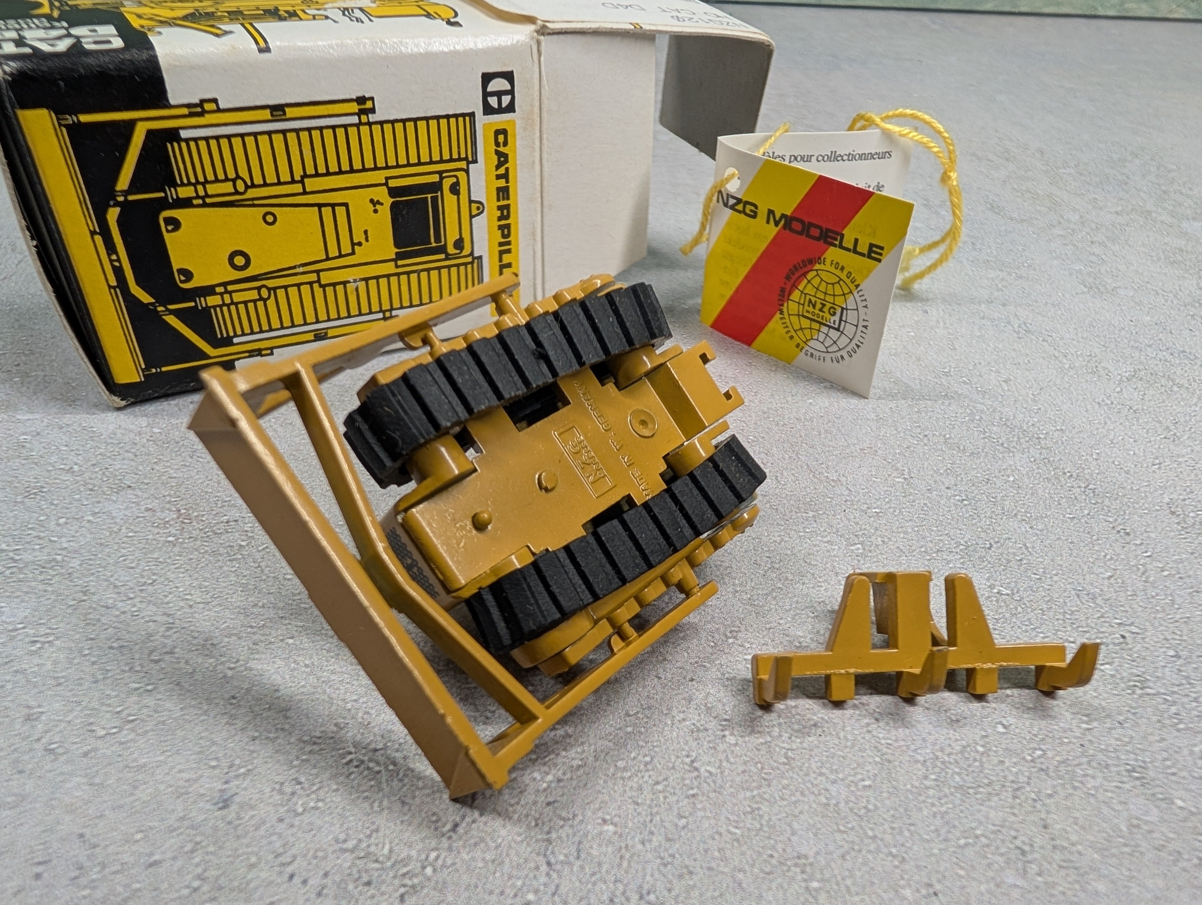 NZG NZG120 HO Scale CAT D4D Ketten Dozer