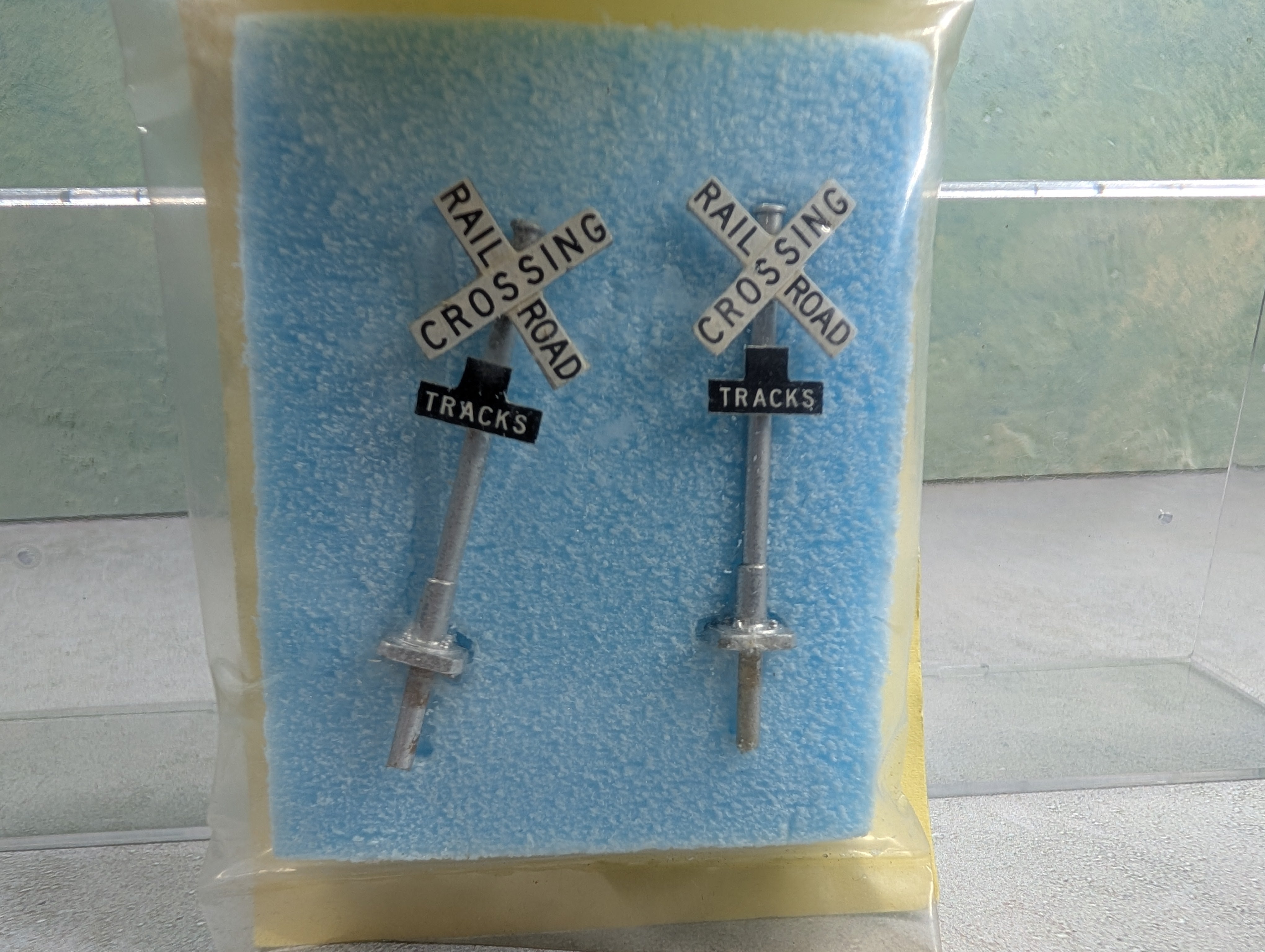 Tomar Industries H869 HO Scale Railroad Crossing Signs