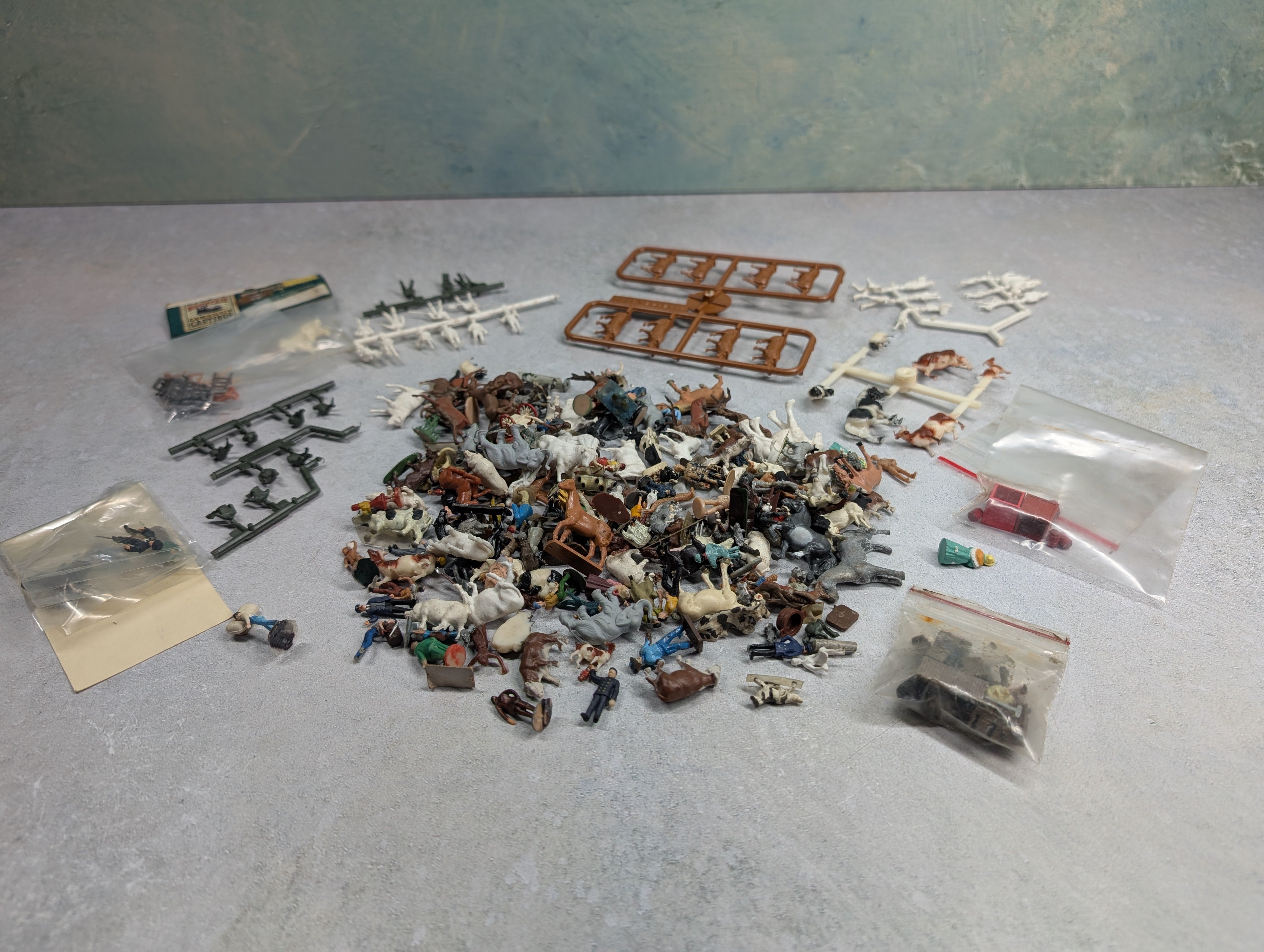USED HO Scale Large Lot of Animals, People and other Details