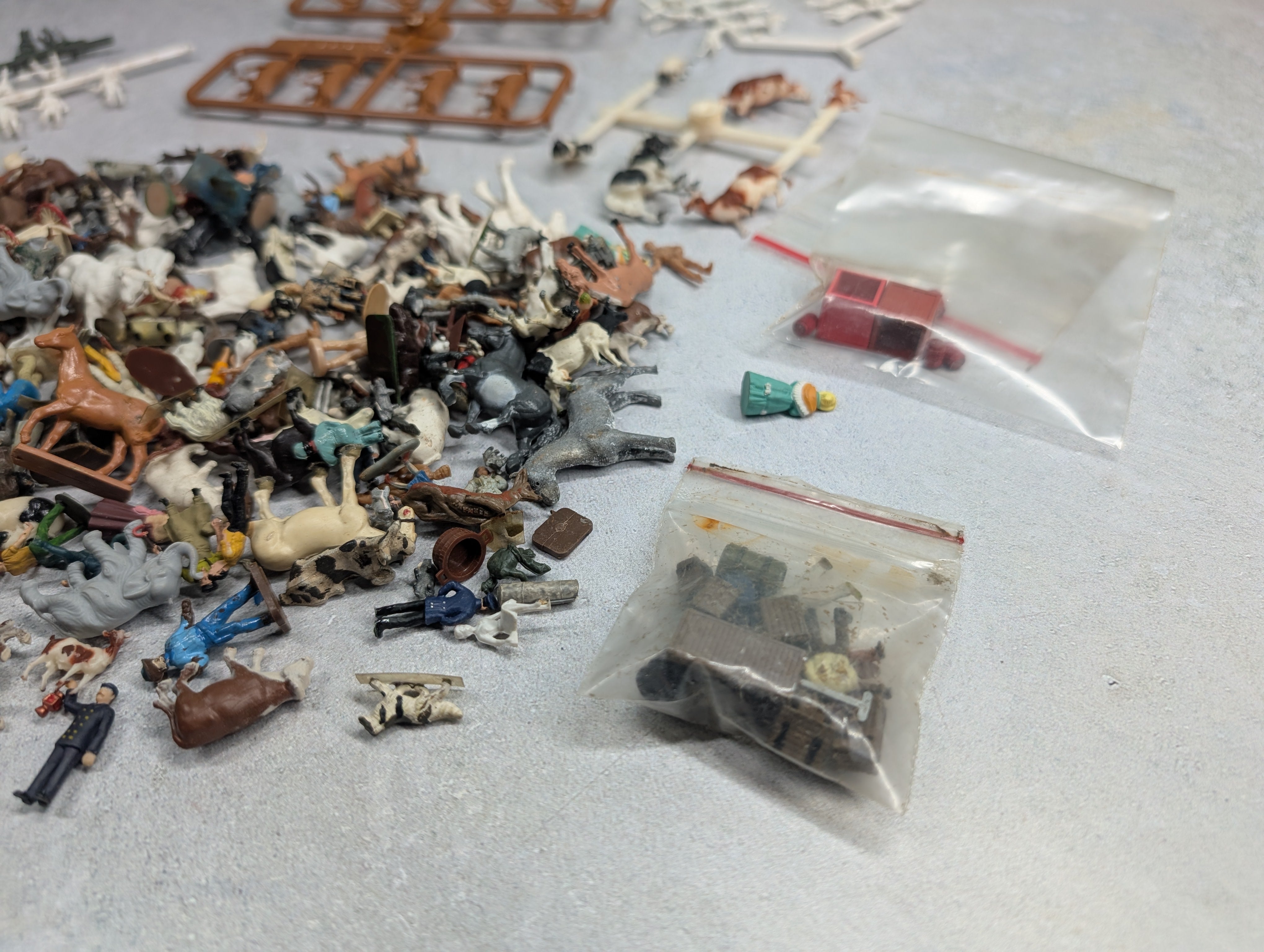USED HO Scale Large Lot of Animals, People and other Details