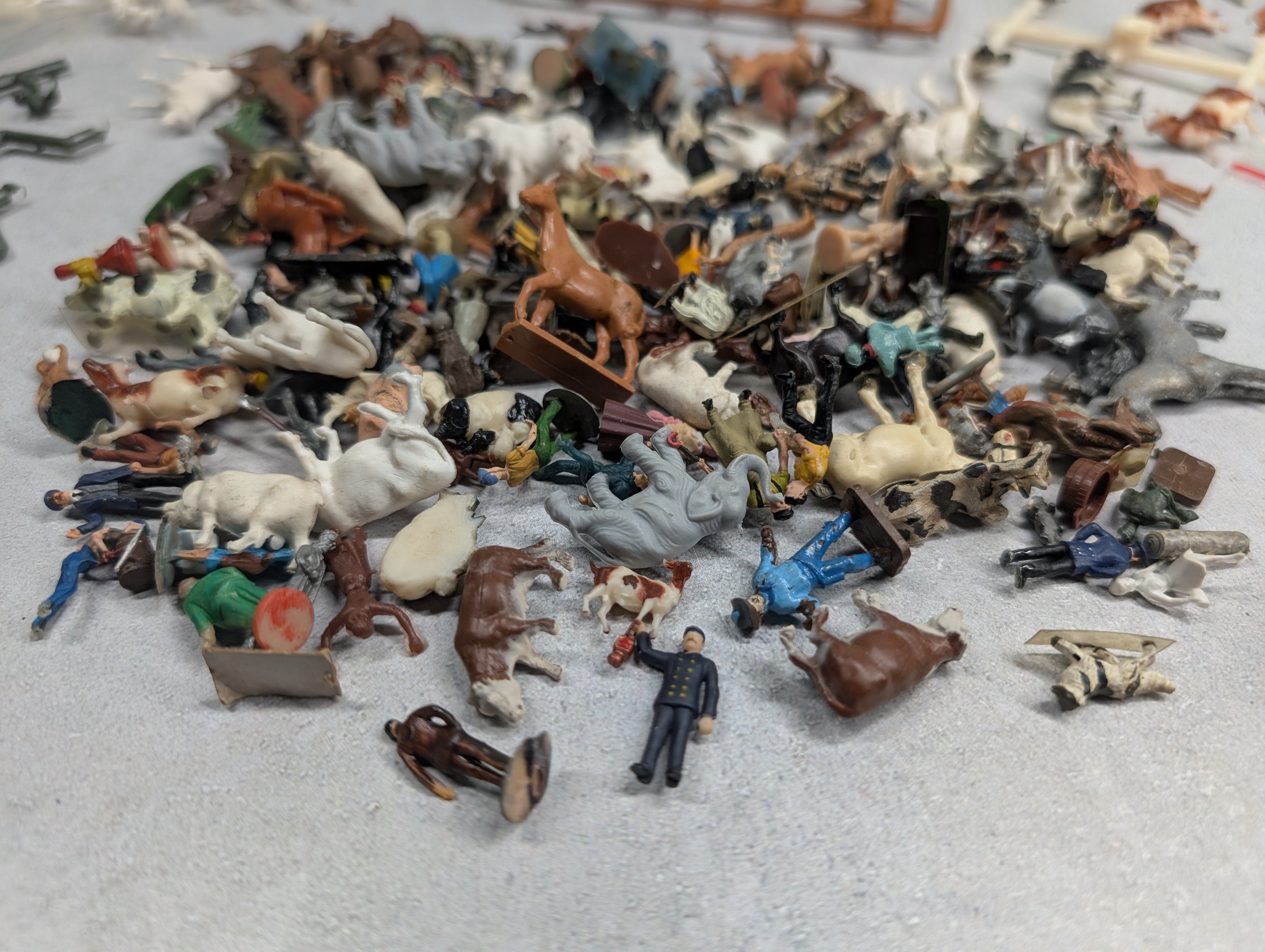 USED HO Scale Large Lot of Animals, People and other Details
