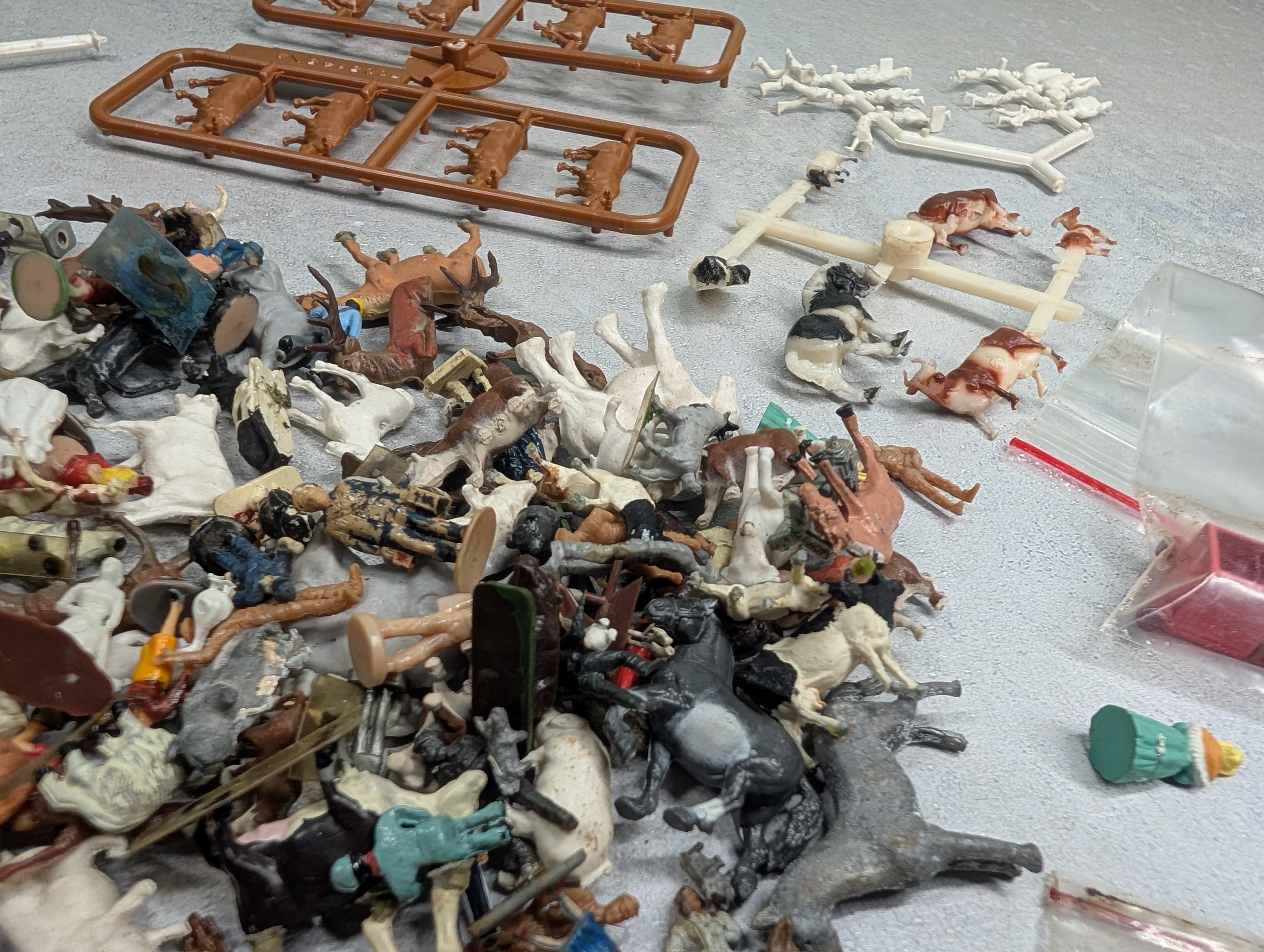USED HO Scale Large Lot of Animals, People and other Details