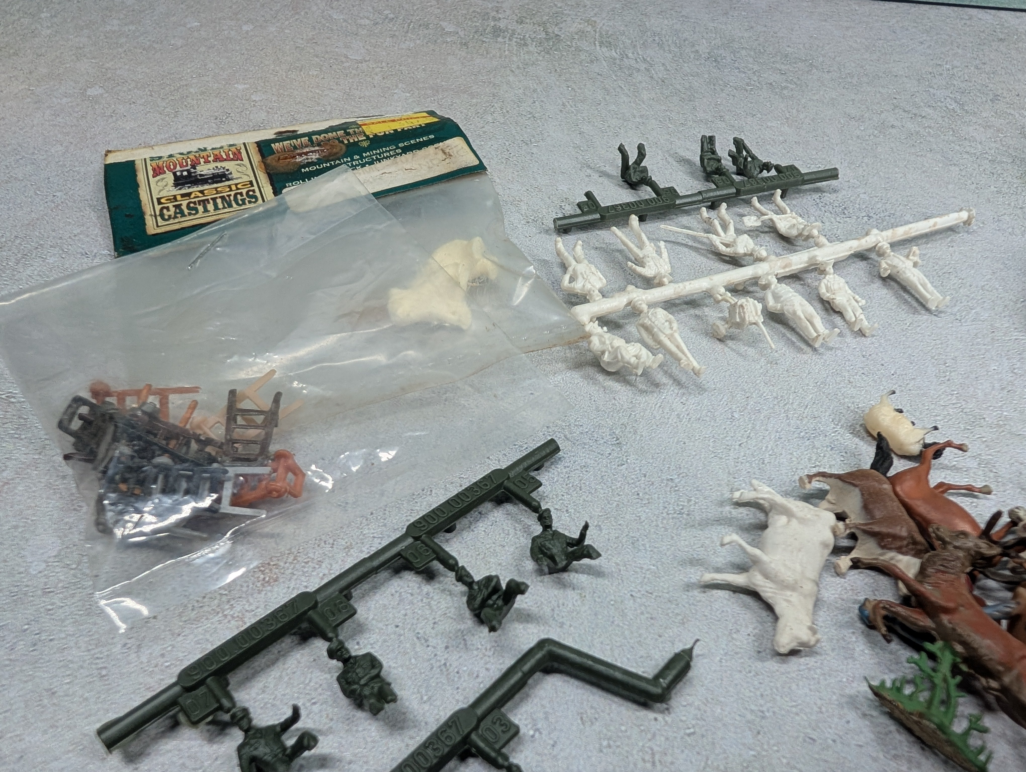 USED HO Scale Large Lot of Animals, People and other Details