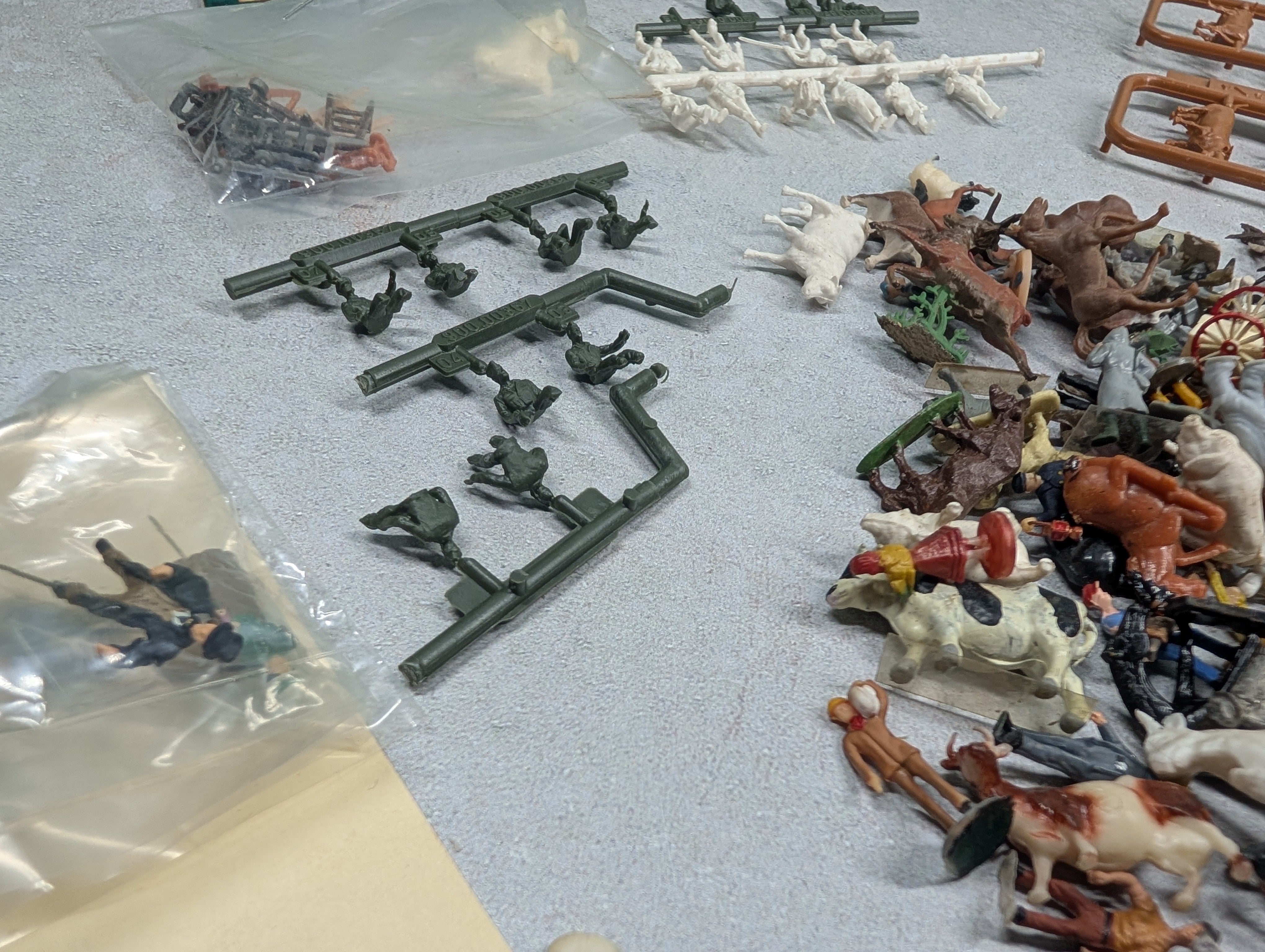 USED HO Scale Large Lot of Animals, People and other Details